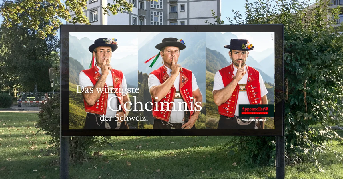Affiche Appenzeller dans un parc, avec trois personnages faisant le geste du secret.