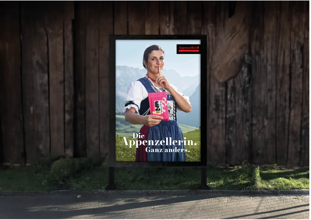 Affiche verticale Appenzellerin devant une façade en bois.