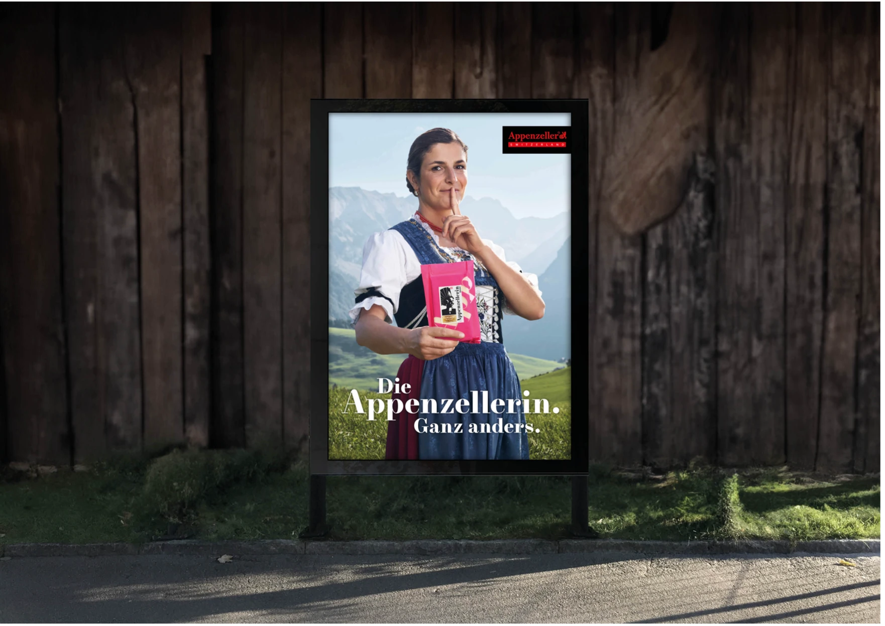 Affiche verticale Appenzellerin devant une façade en bois.