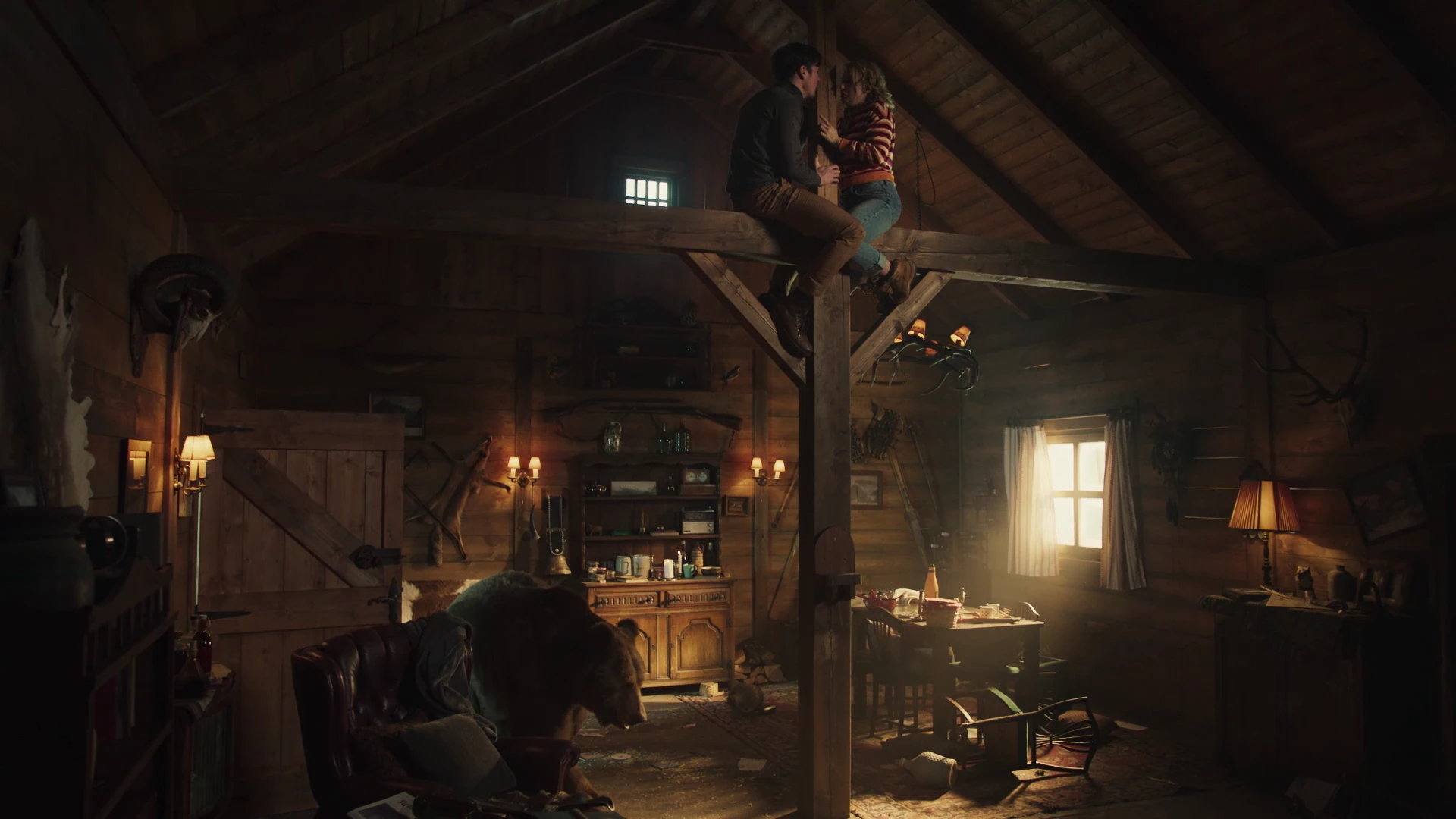 Image du film de l’OFSP dans une grange, avec une personne perchée sur une poutre.