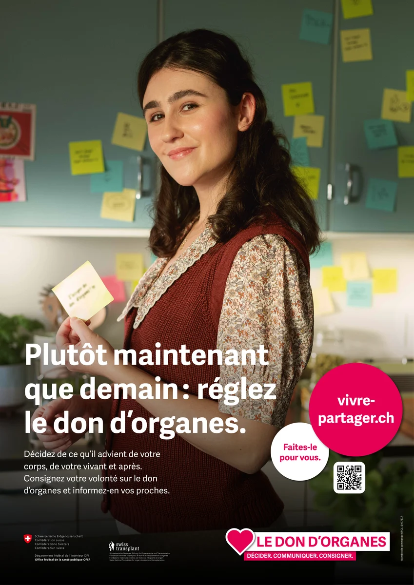 Affiche de l’OFSP en français sur le don d’organes, avec une femme et des notes adhésives.