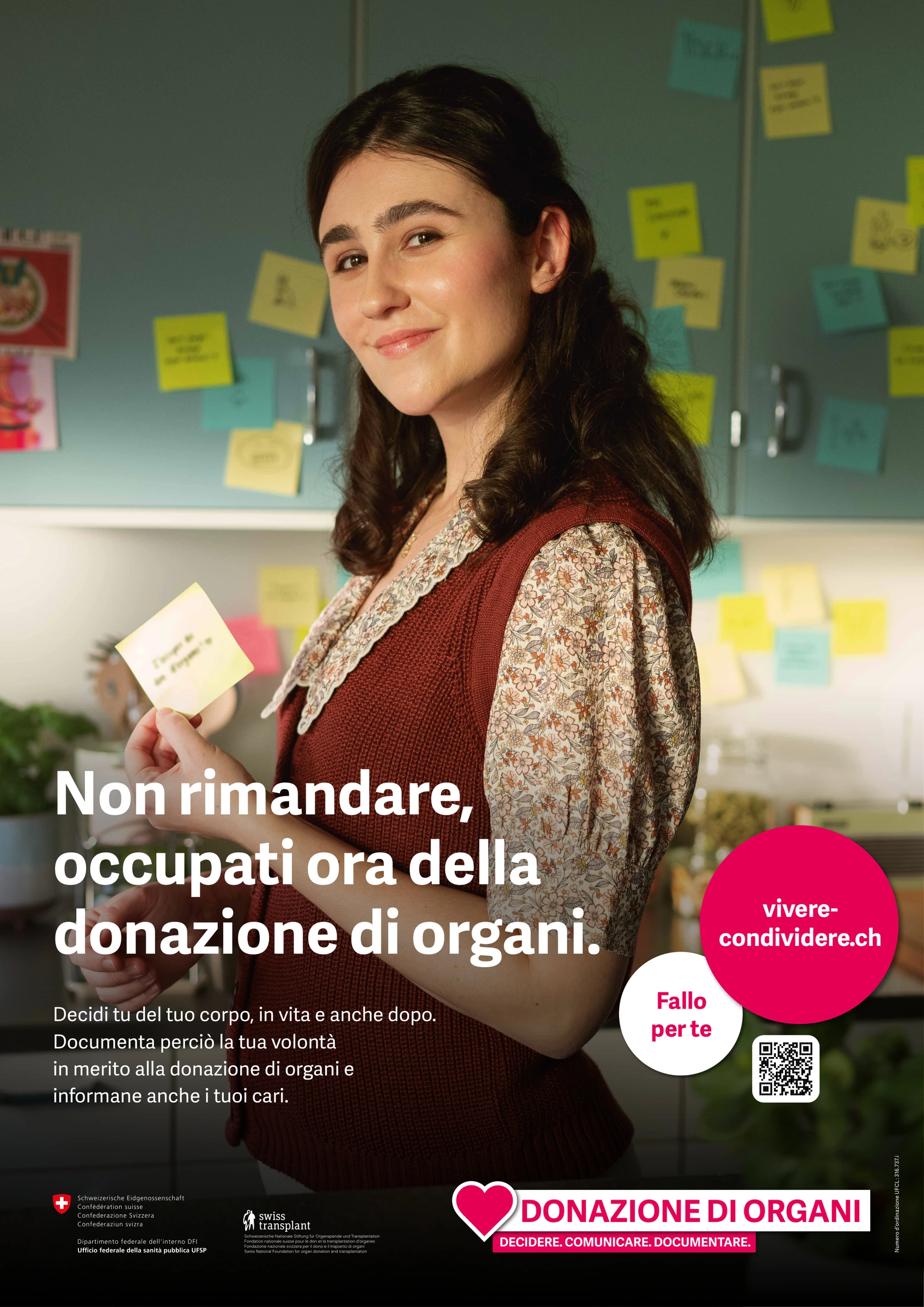 Version italienne de l’affiche de l’OFSP sur le don d’organes avec une femme dans une cuisine.