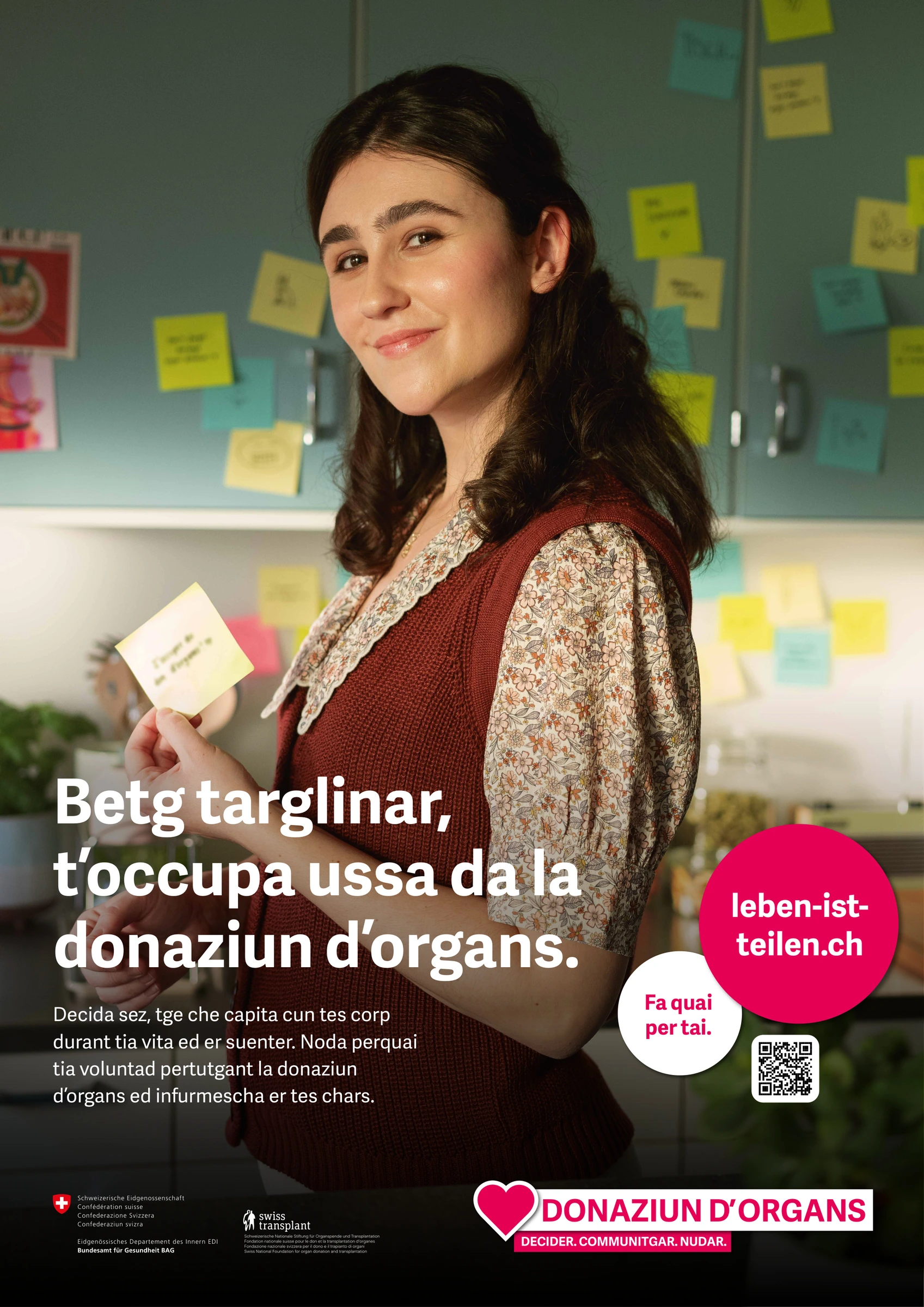 Version romanche de l’affiche de l’OFSP sur le don d’organes avec une femme dans une cuisine.