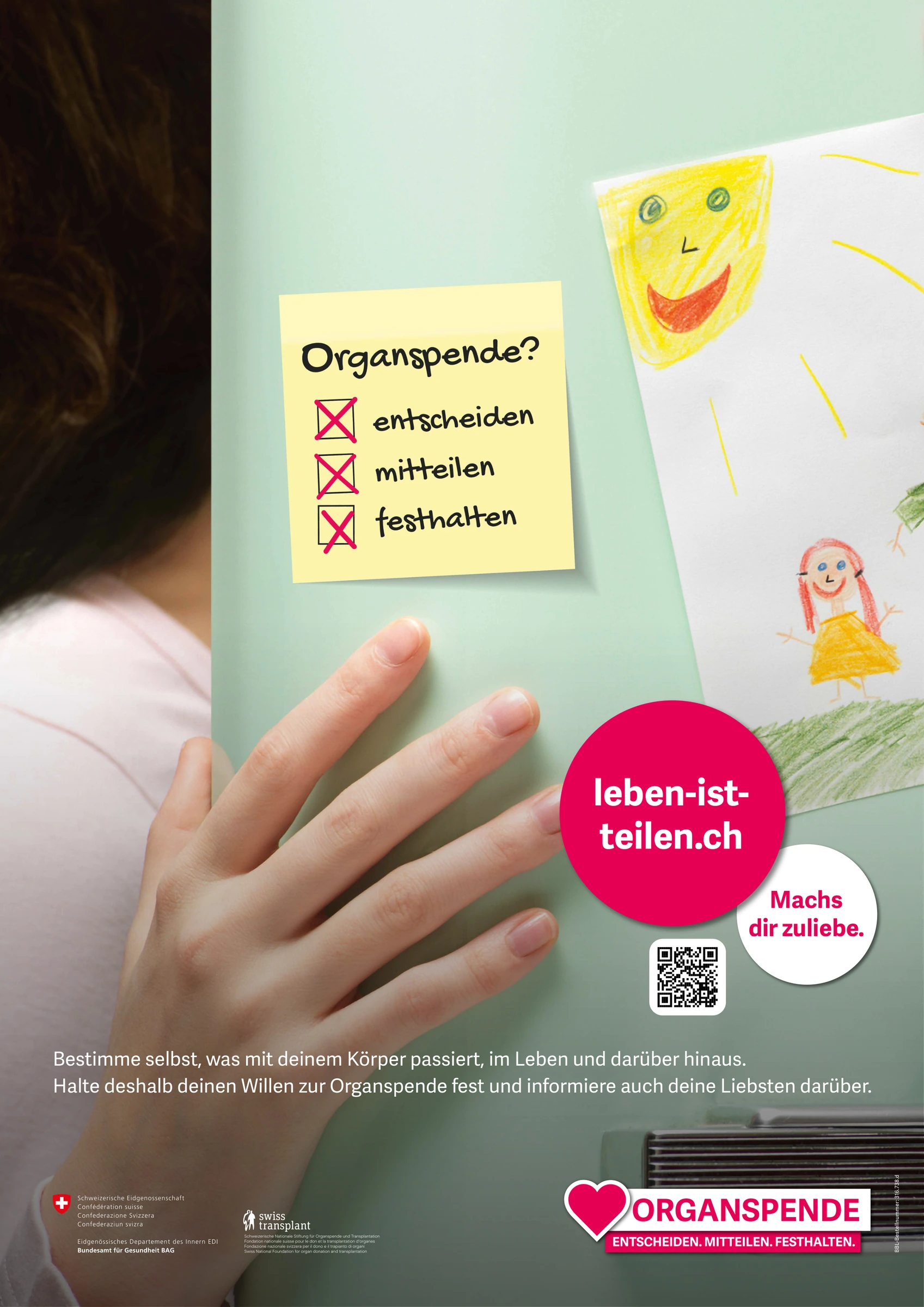 Affiche de l’OFSP en allemand avec une note sur le don d’organes collée au réfrigérateur.