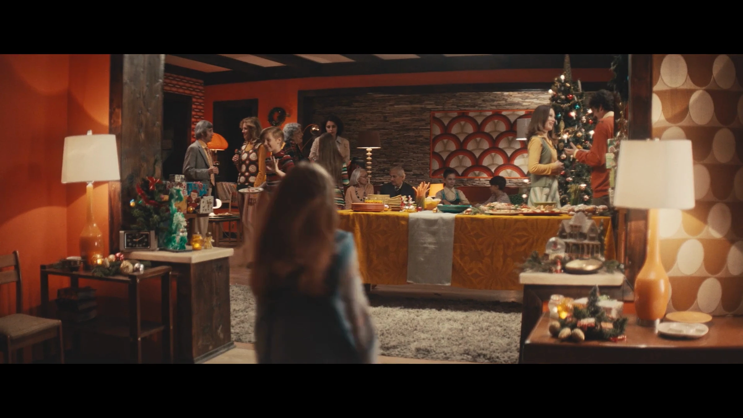 Film anniversaire Bell : une enfant entre dans un salon décoré pour une fête.