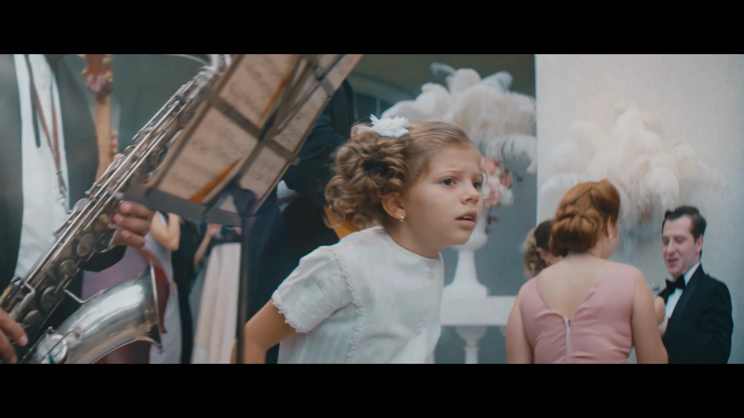 Film anniversaire Bell : une enfant au milieu d’invités et de musiciens.