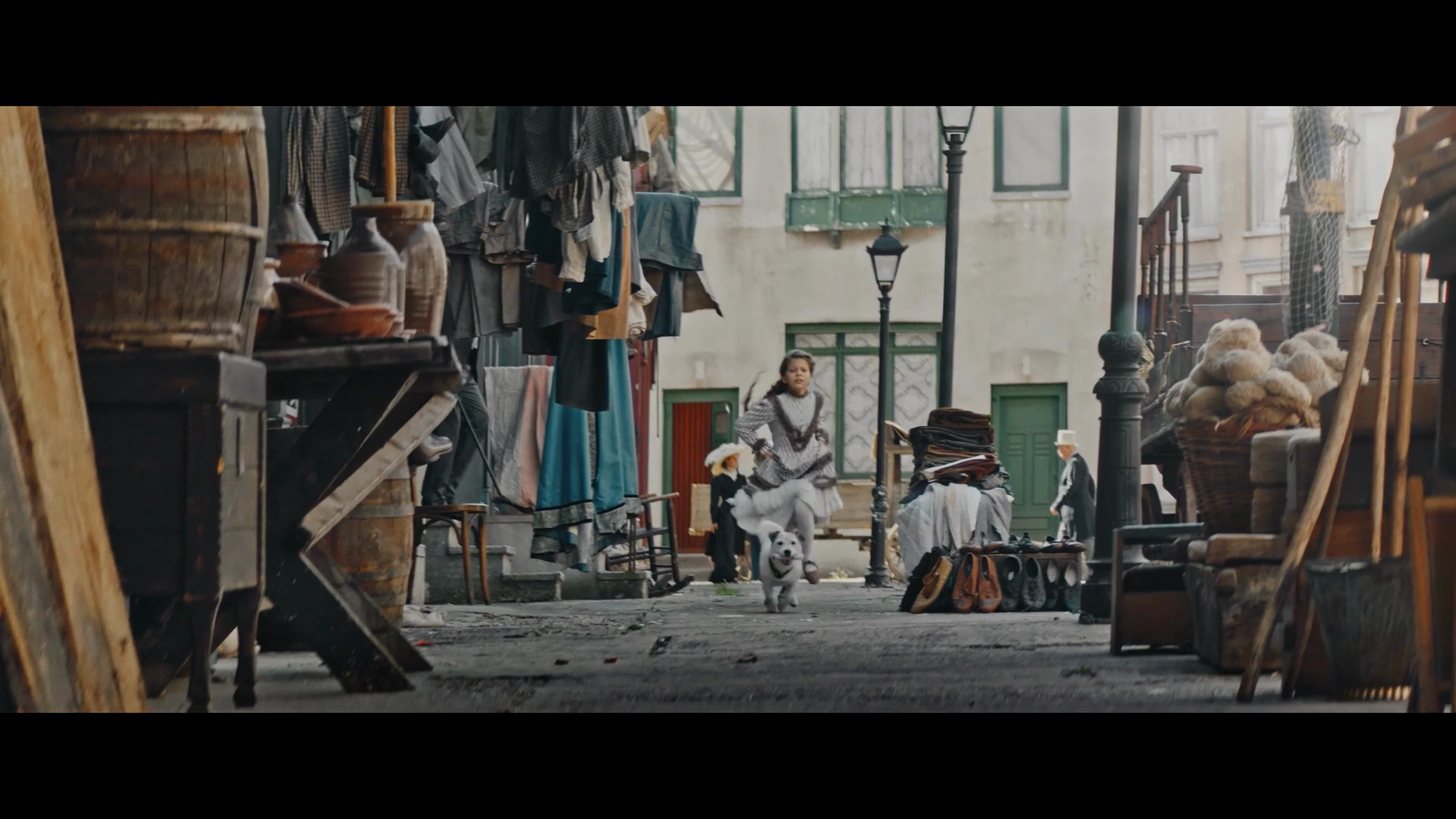 Film anniversaire Bell : rue d’époque animée par des passants.