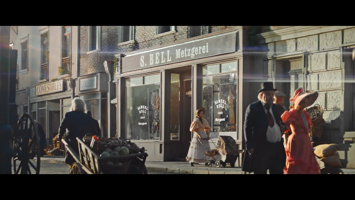 Film des 150 ans de Bell : devanture de la boucherie « S. Bell » dans une scène d’époque.