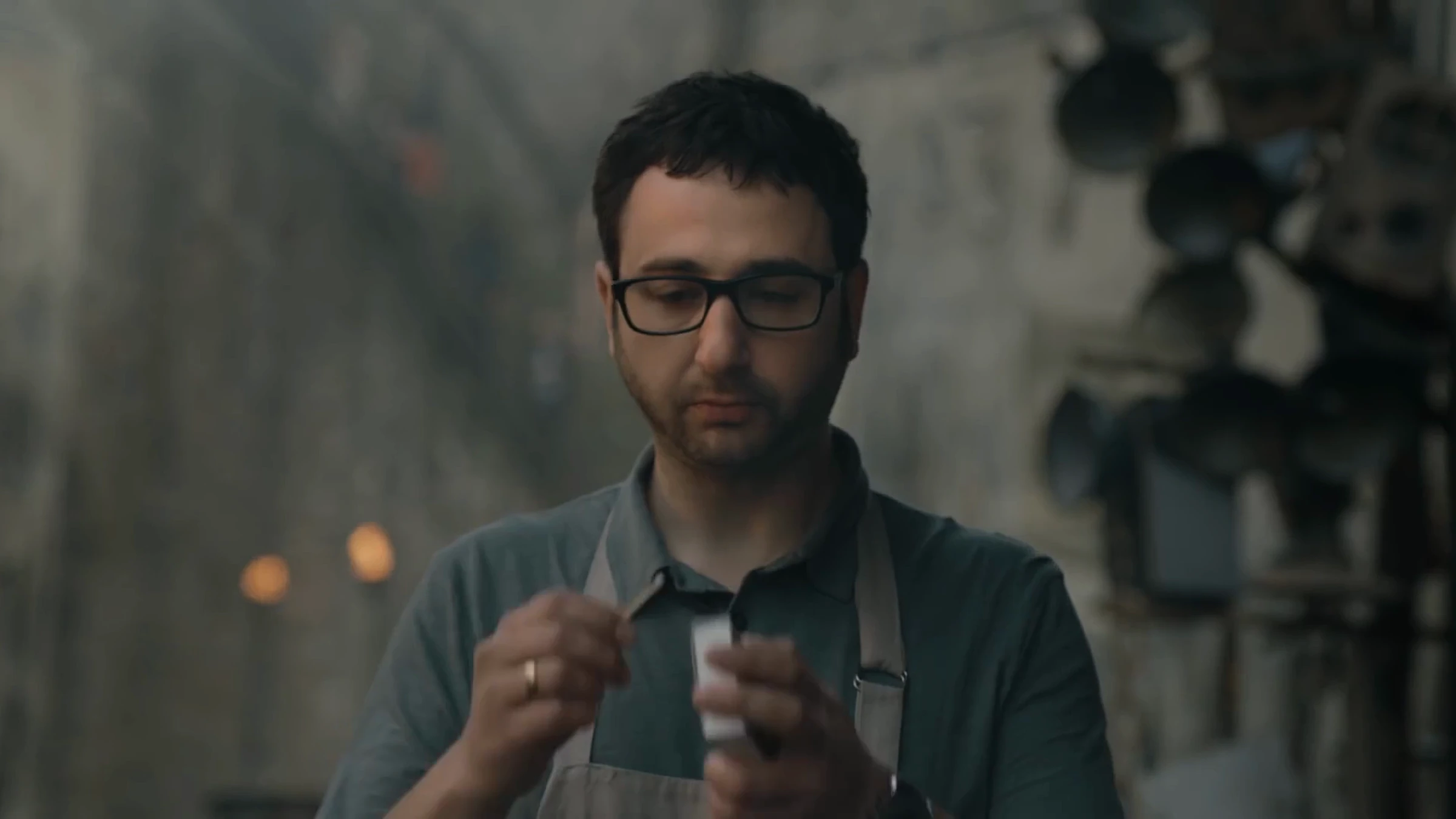 Film Bell BBQ : portrait du cuisinier à lunettes avant la cuisson.
