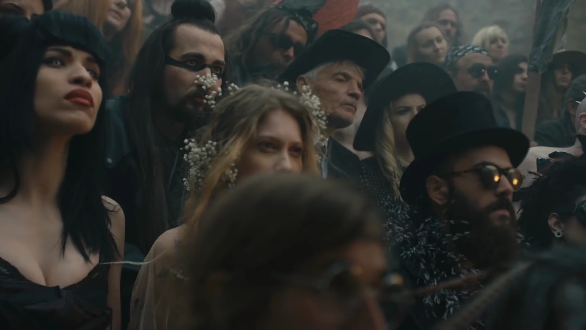 Film Bell BBQ : foule de personnages en costumes sombres.