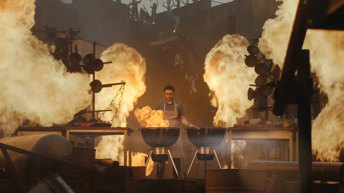 Film Bell BBQ : cuisinier devant un gril entouré de grandes flammes.