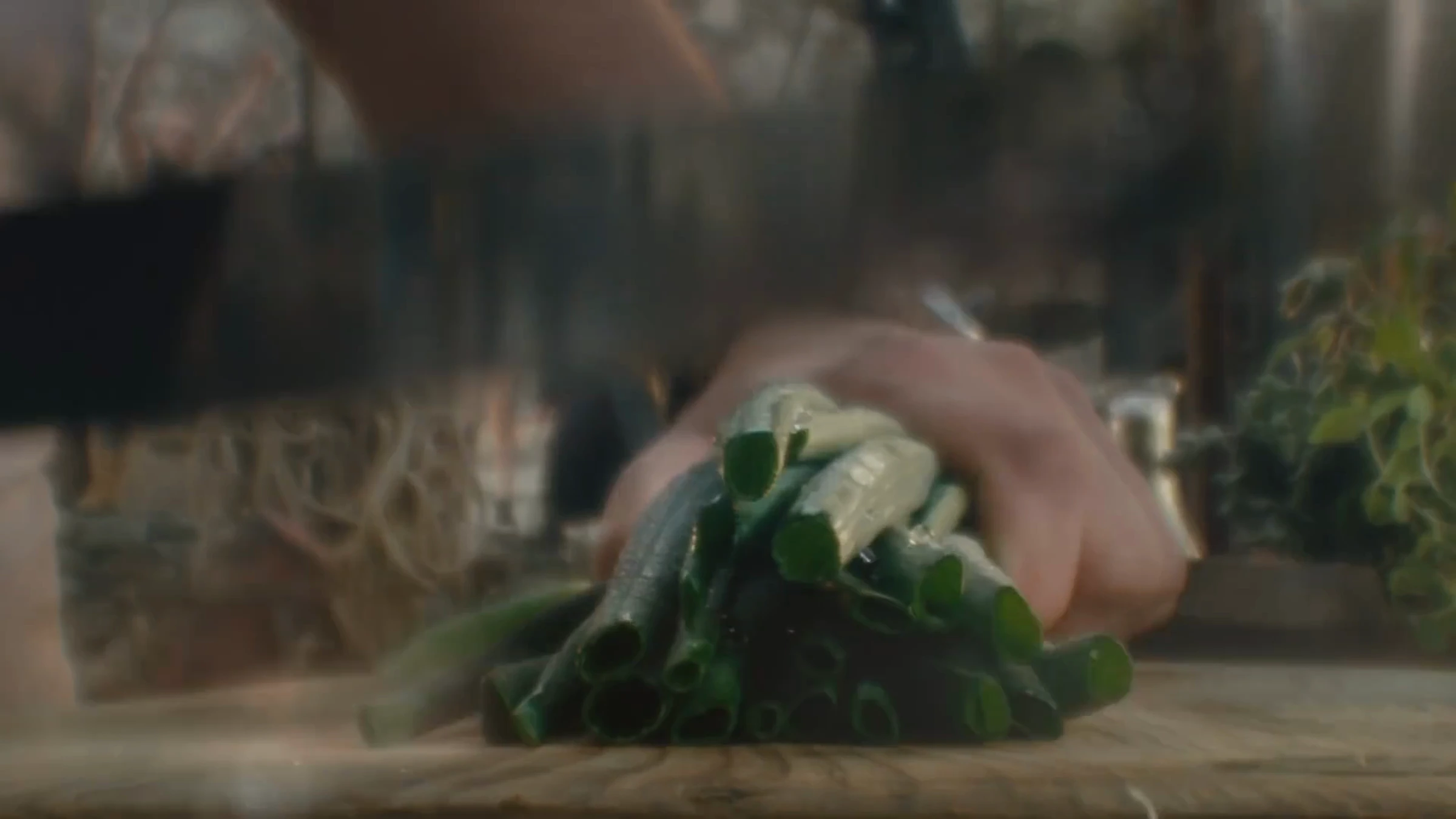 Film Bell BBQ : préparation de légumes verts sur une planche.