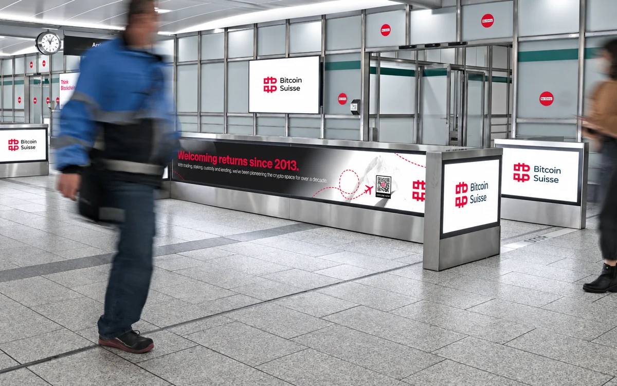 Campagne Bitcoin Suisse sur les portiques et écrans d’un hall d’aéroport.