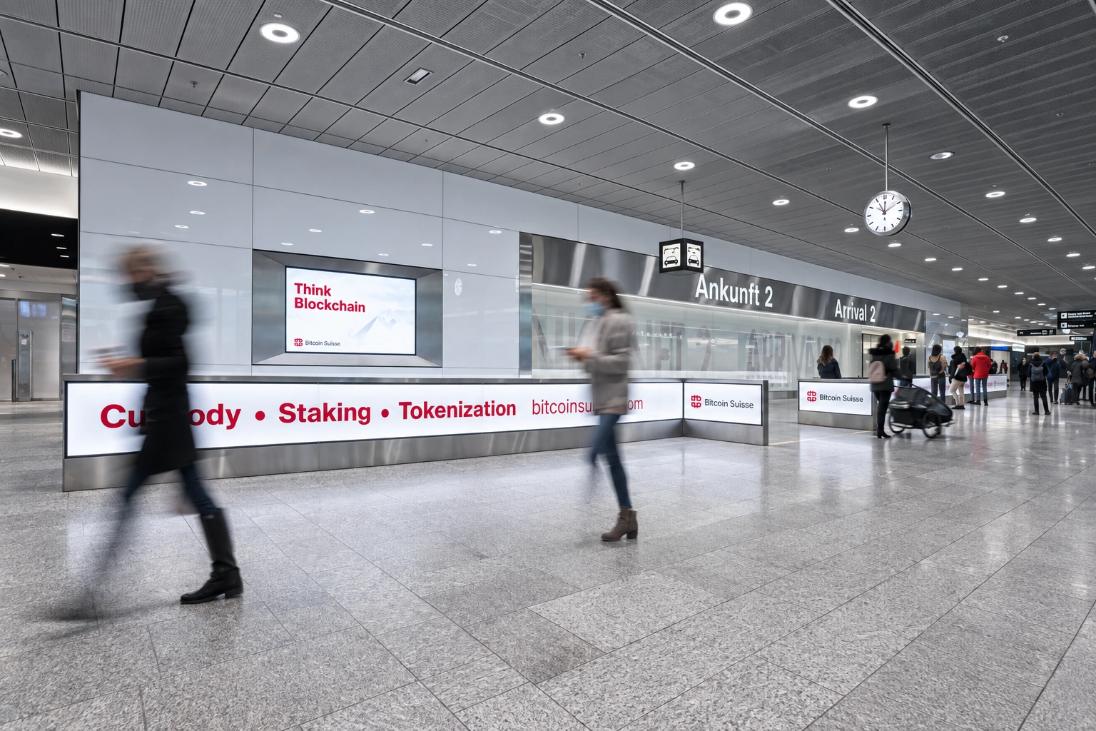 Bandeaux Bitcoin Suisse « Custody · Staking · Tokenization » dans un hall d’arrivée.