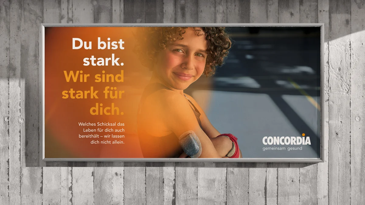 Affiche CONCORDIA « Du bist stark » avec le portrait d’une femme aux cheveux bouclés.