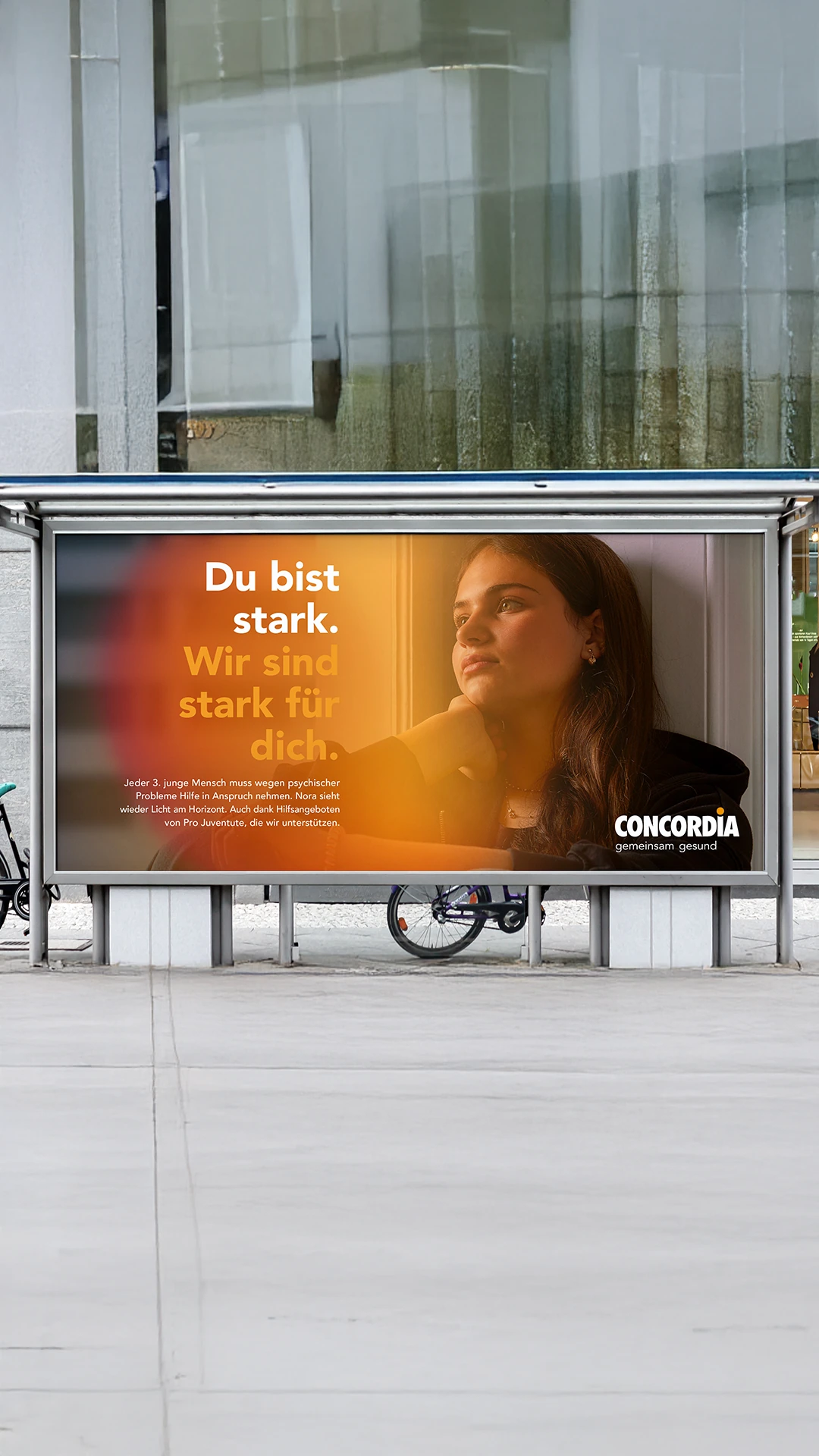 Affiche CONCORDIA avec portrait féminin dans un abribus.