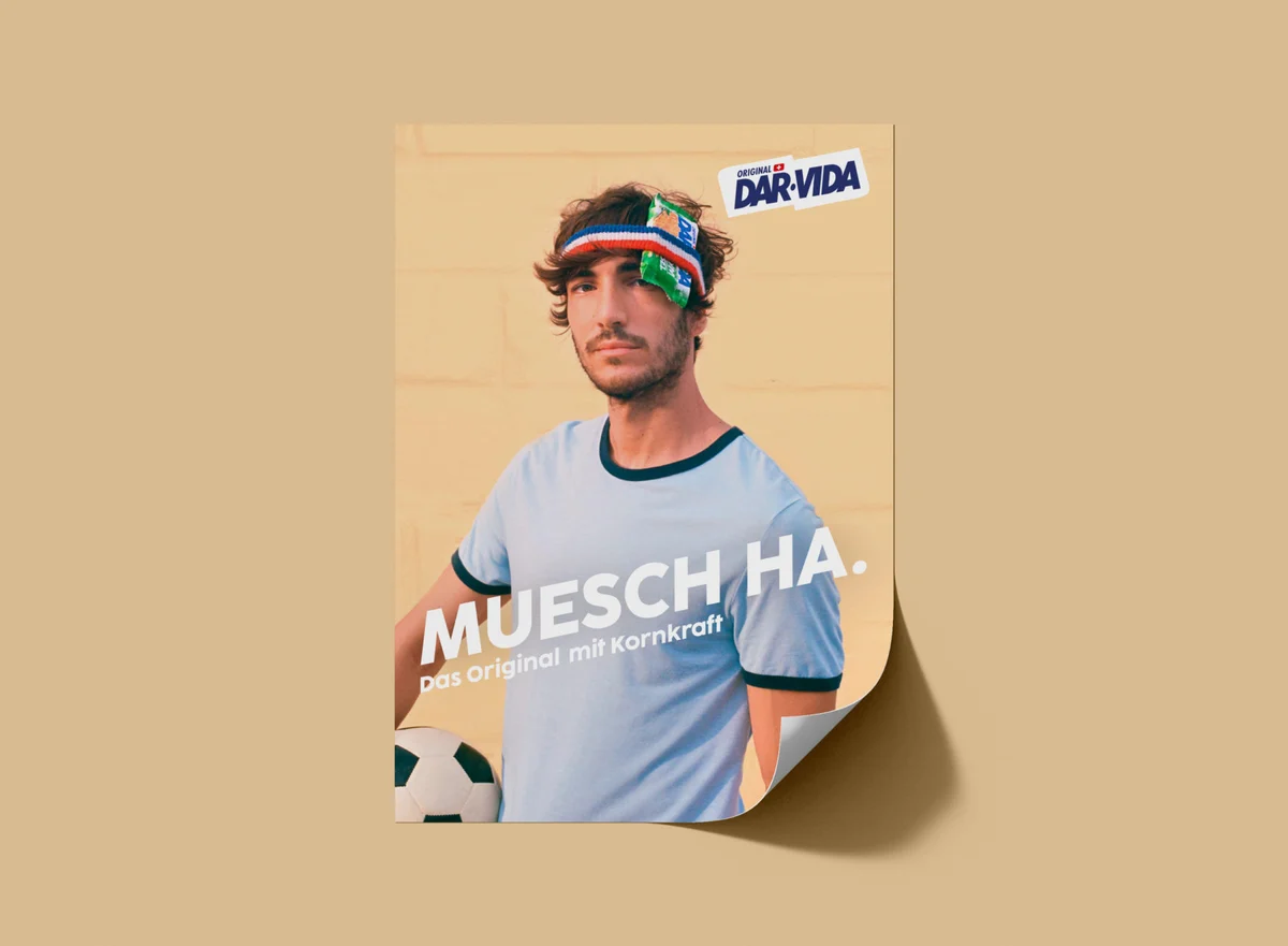 Affiche DAR-VIDA « Muesch ha » avec un sportif portant plusieurs accessoires sur la tête.