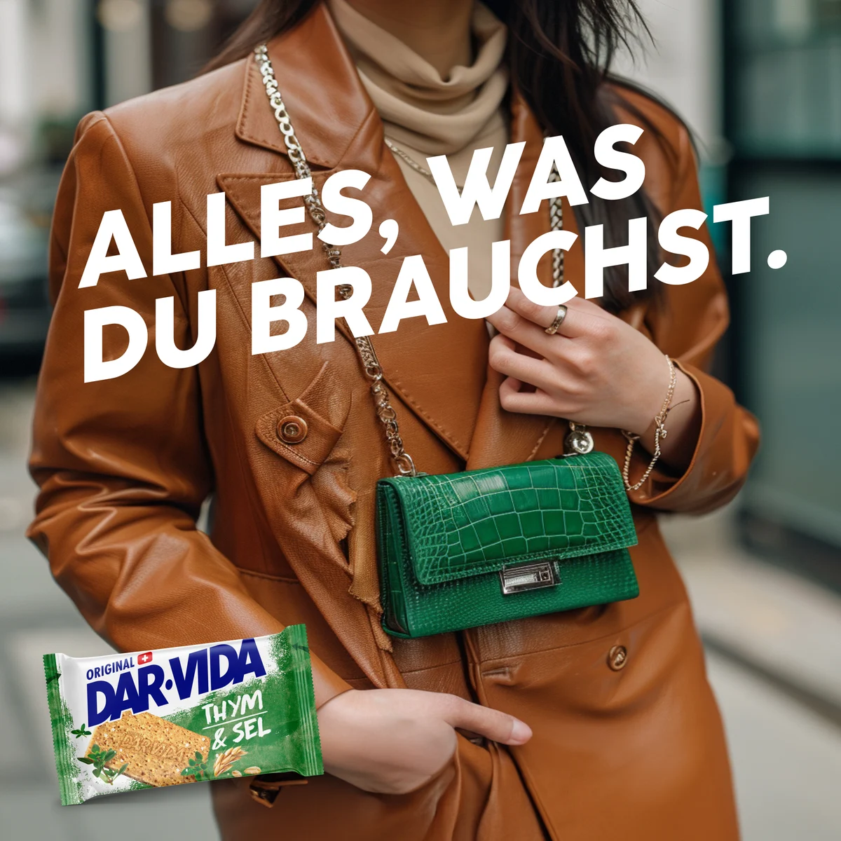 Visuel DAR-VIDA « Alles, was du brauchst » avec veste brune et petit sac vert.
