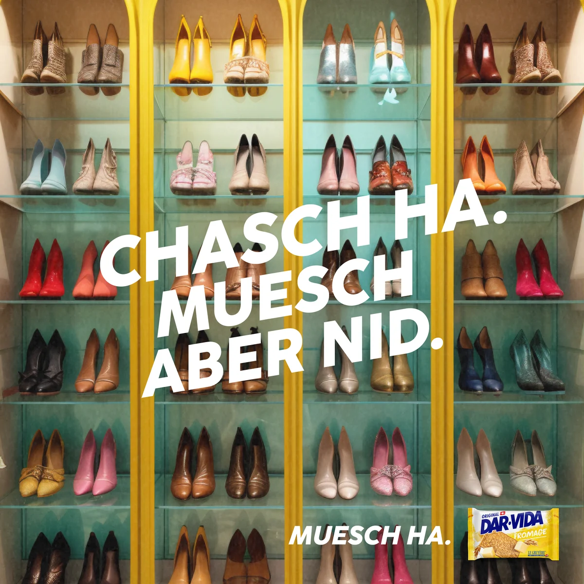 Visuel DAR-VIDA « Chasch ha. Muesch aber nid. » devant une collection de chaussures.