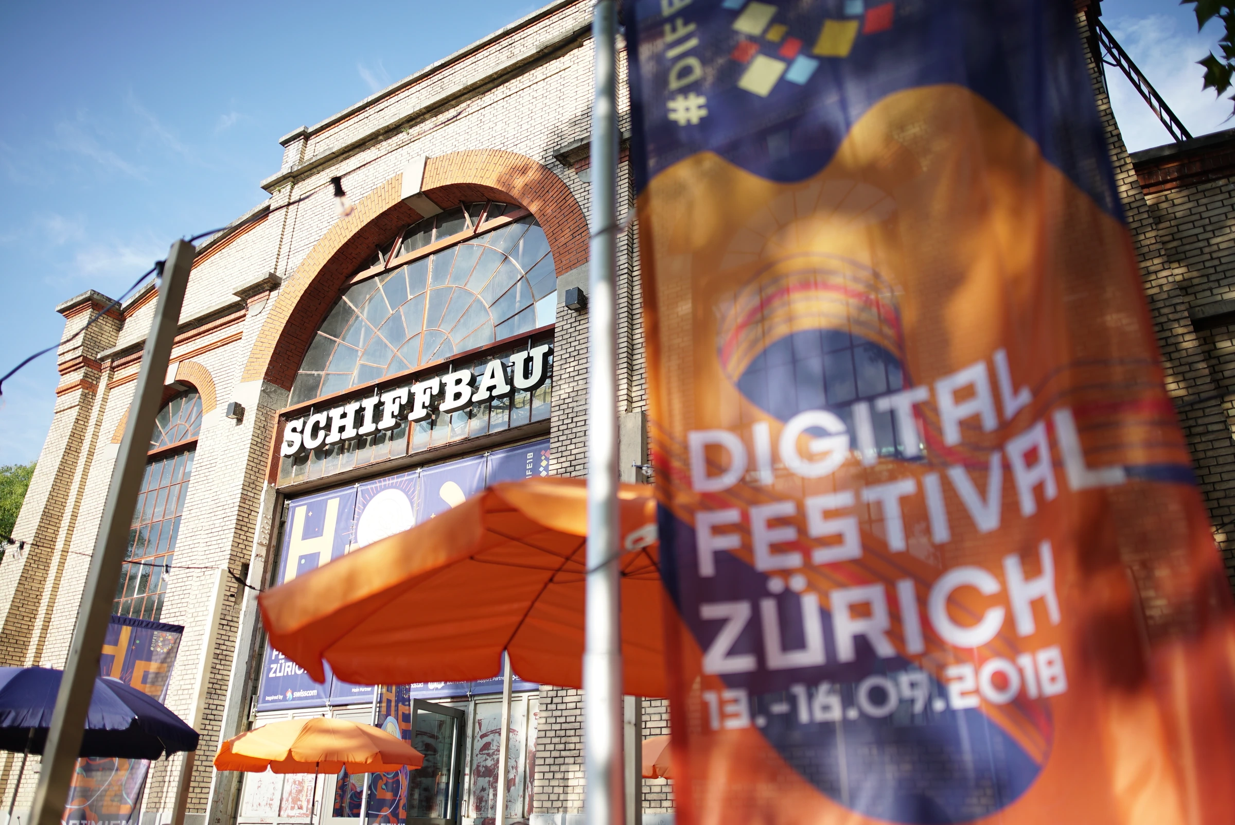 Drapeau du Digital Festival 2018 devant le Schiffbau à Zurich.