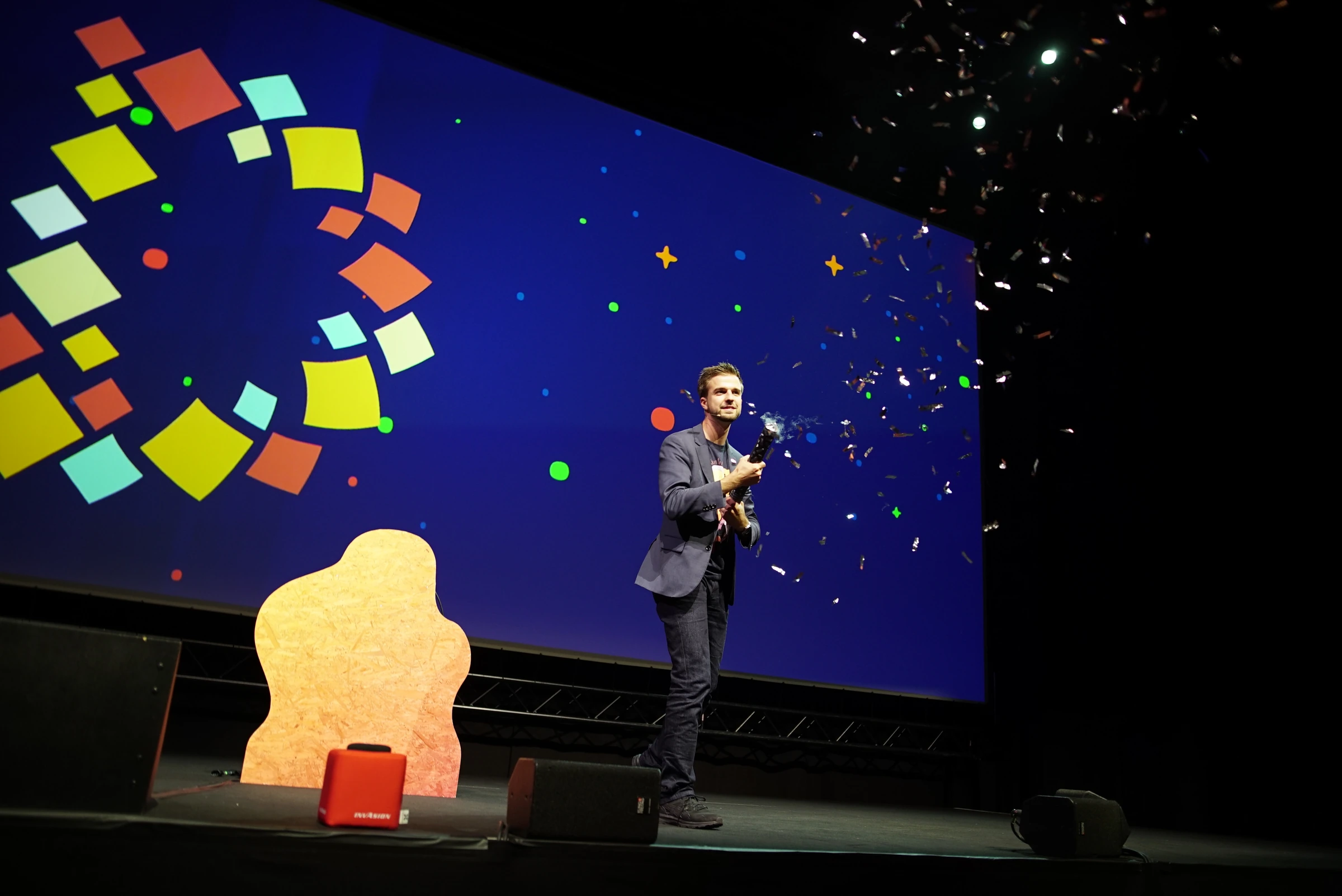 Intervenant devant le logo multicolore du Digital Festival sur grand écran.