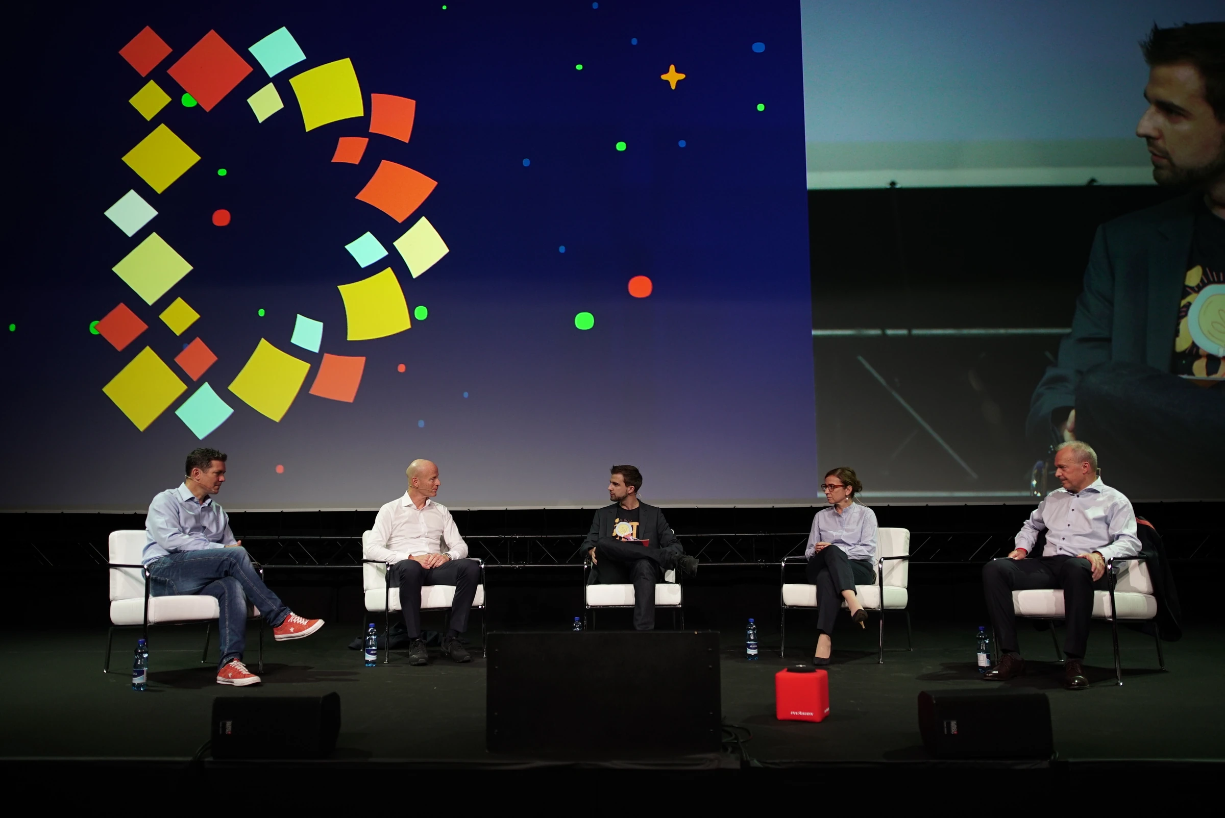 Table ronde sur scène sous le logo du Digital Festival.