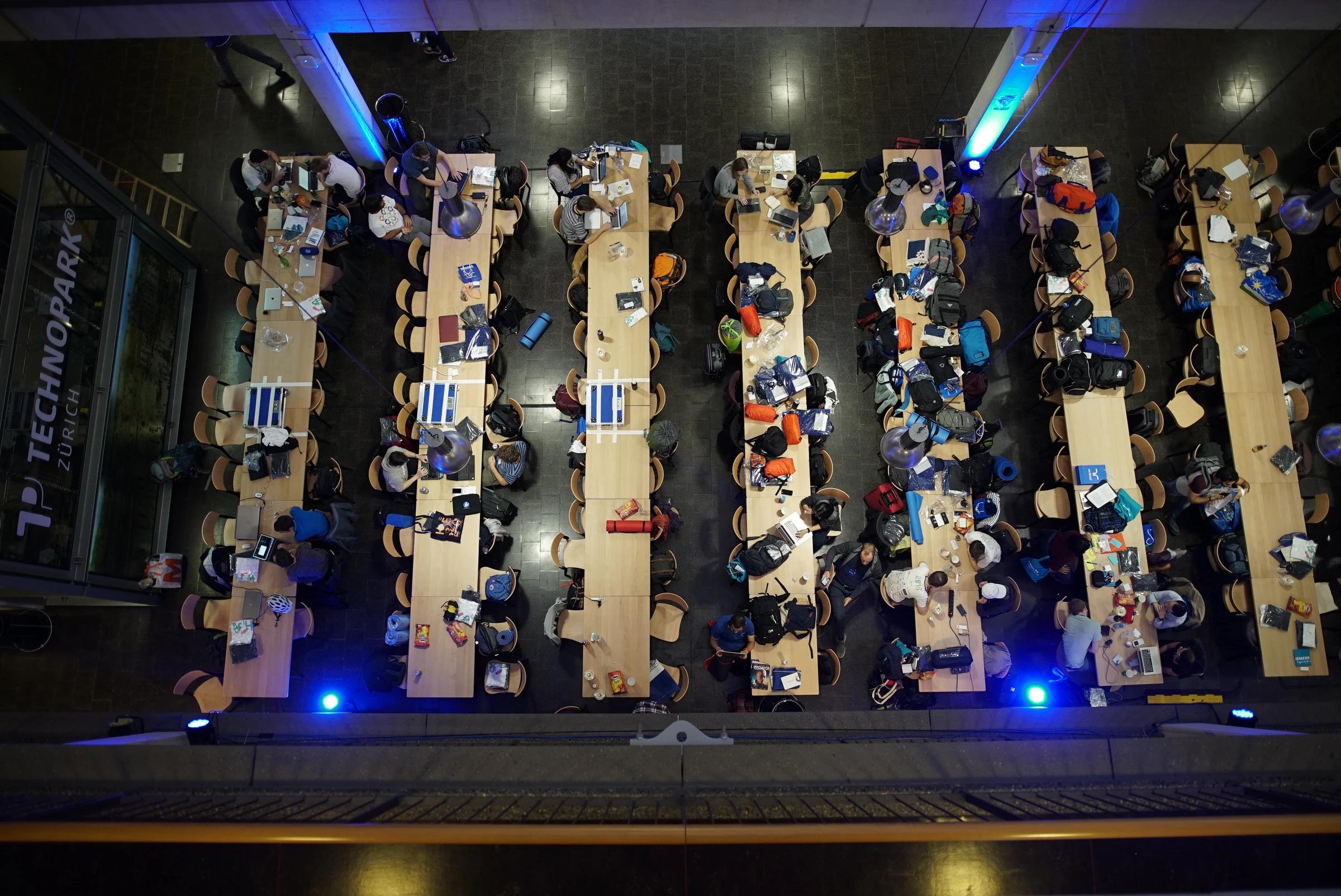 Vue plongeante sur les tables d’un atelier du Digital Festival.
