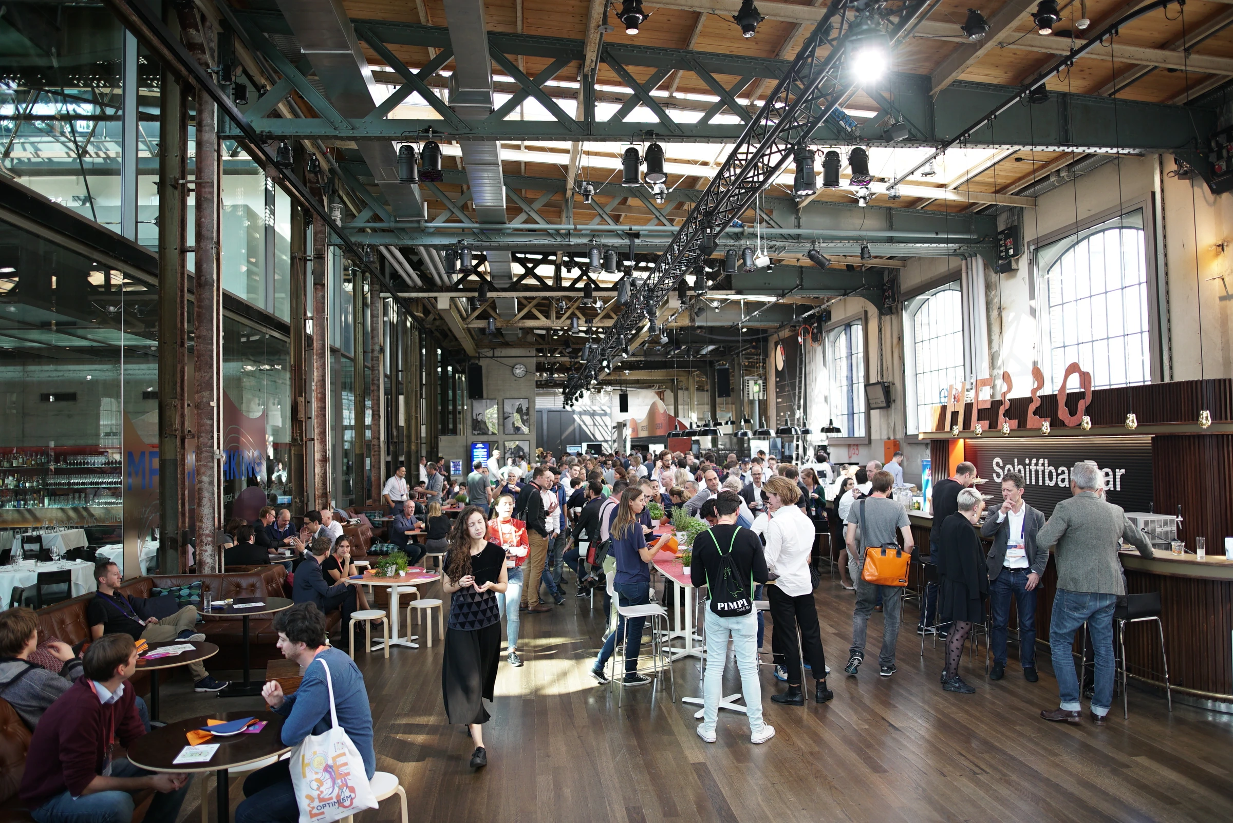Participants réunis dans la grande halle du Digital Festival.