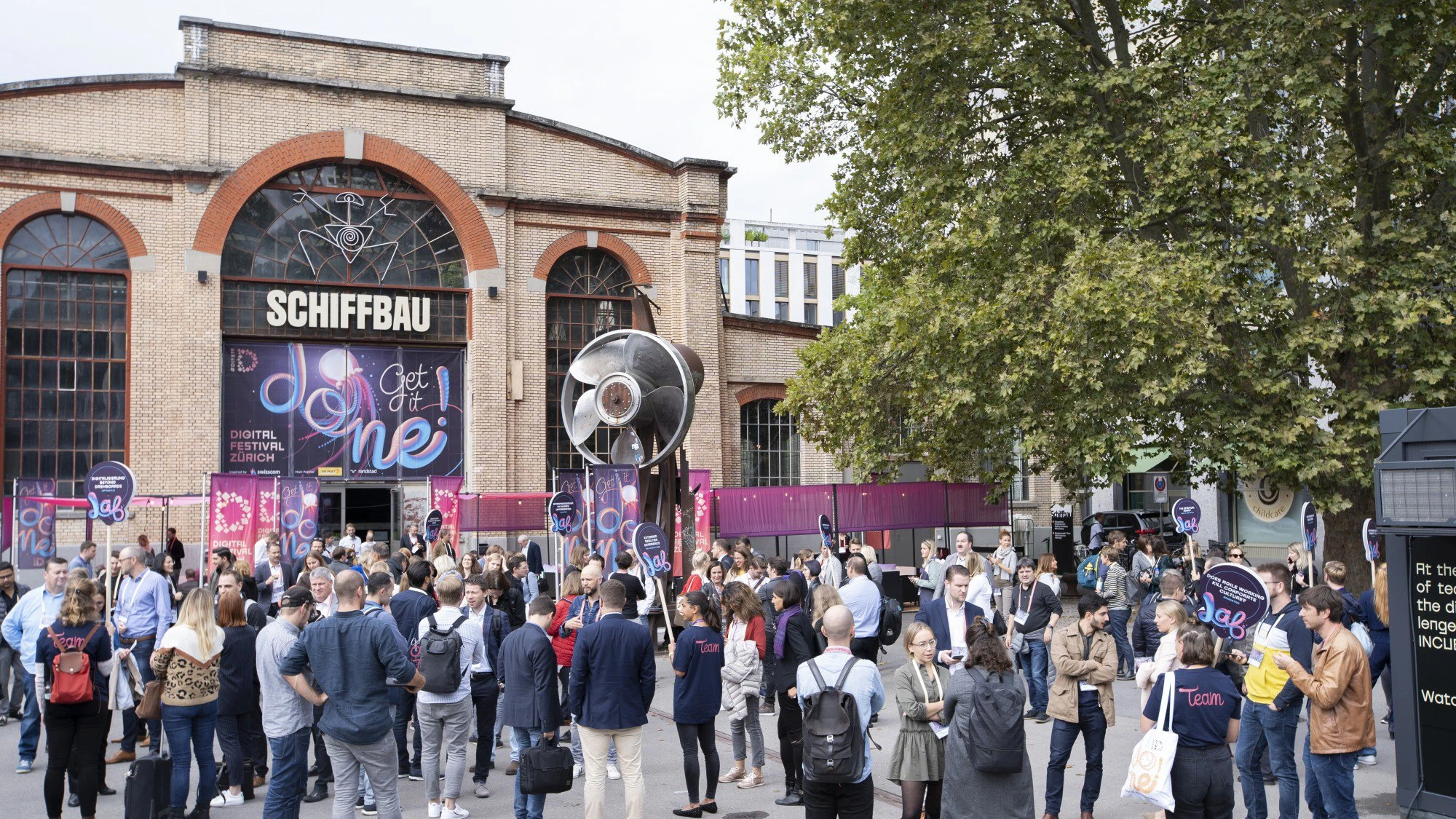 Arrivée du public devant la façade du Digital Festival 2019.