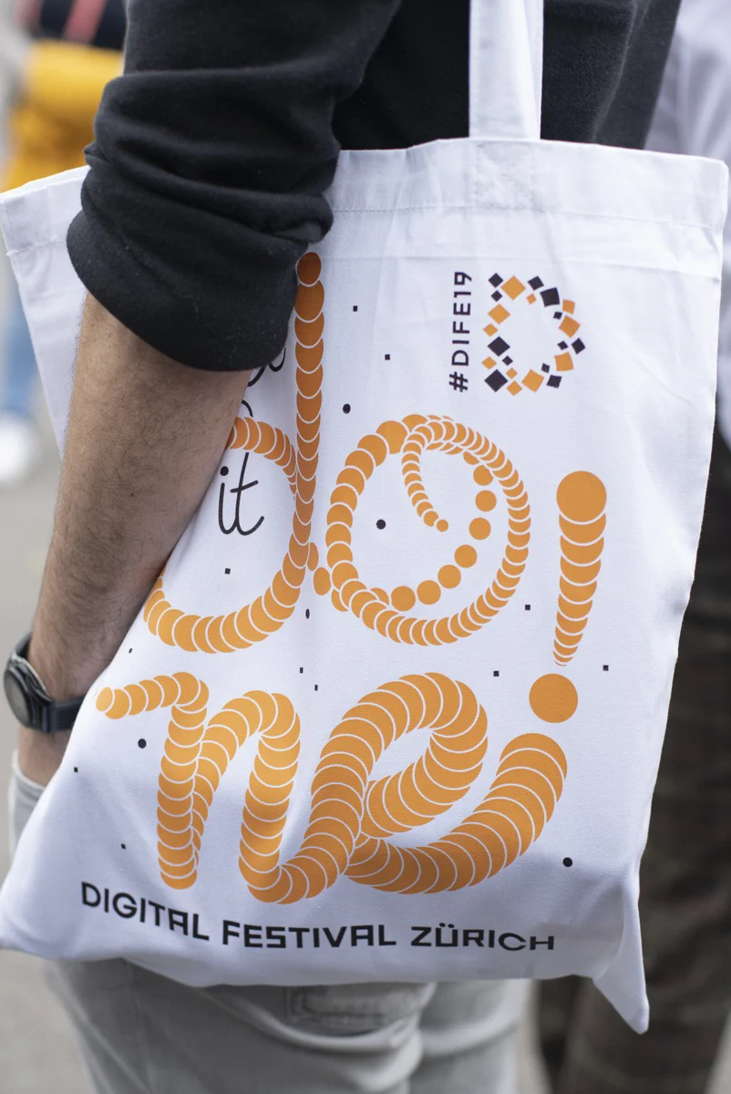 Sac en toile du Digital Festival portant la typographie « Get it done ».