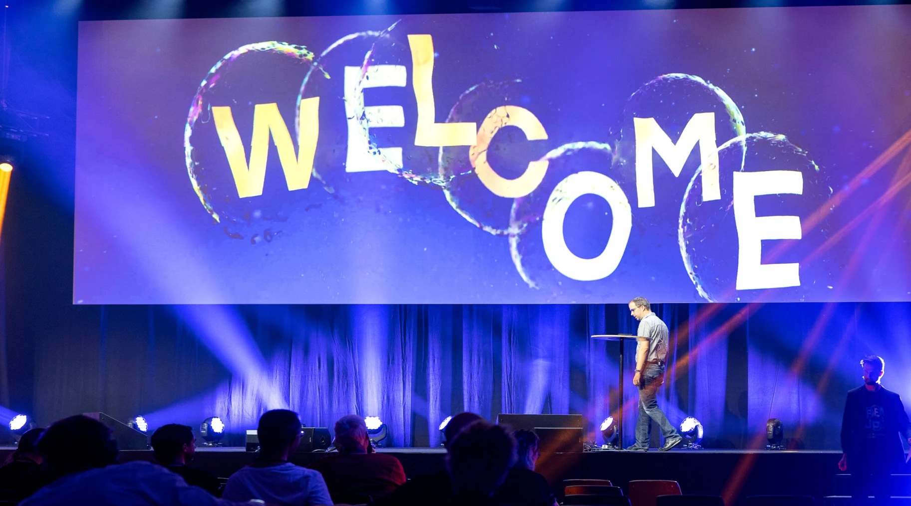 Écran de scène « Welcome » dans l’identité visuelle du Digital Festival 2020.