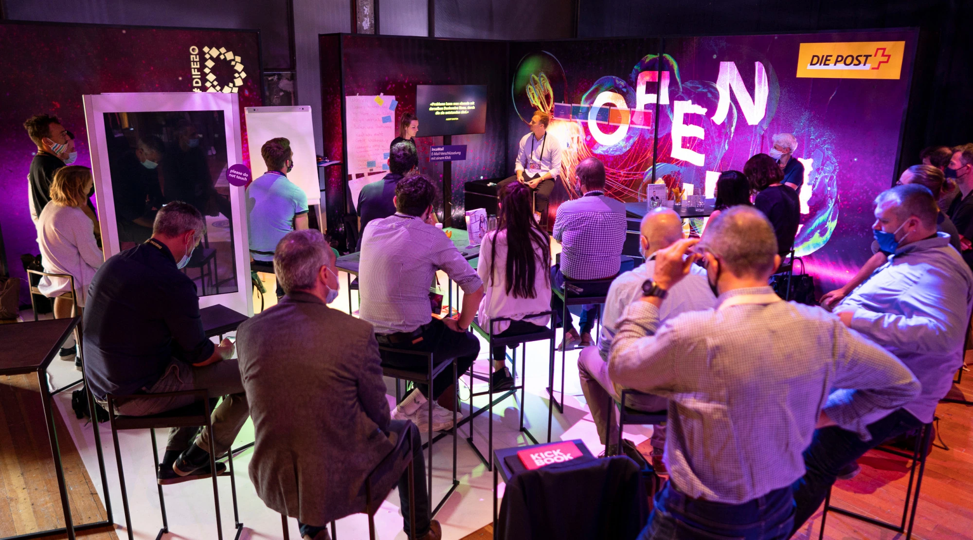 Espace partenaires du Digital Festival avec public assis et décor « Open Up! ».
