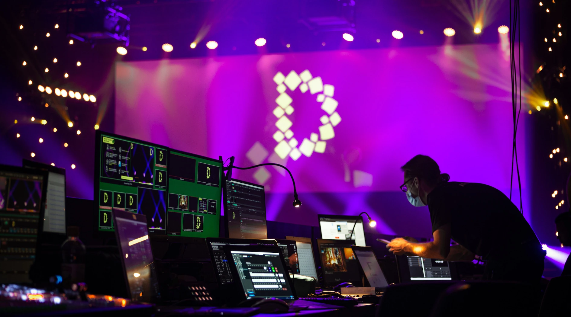 Régie technique devant une scène violette portant le logo du Digital Festival.
