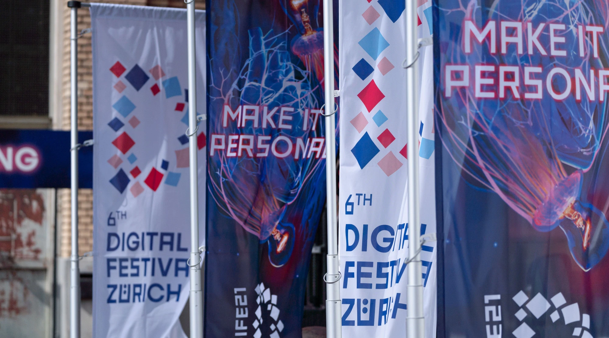 Drapeaux « Make it personal » du Digital Festival 2021.