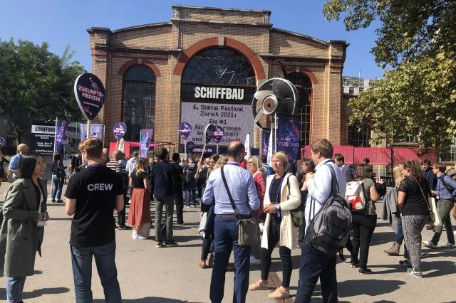Public devant le Schiffbau lors du Digital Festival 2021.