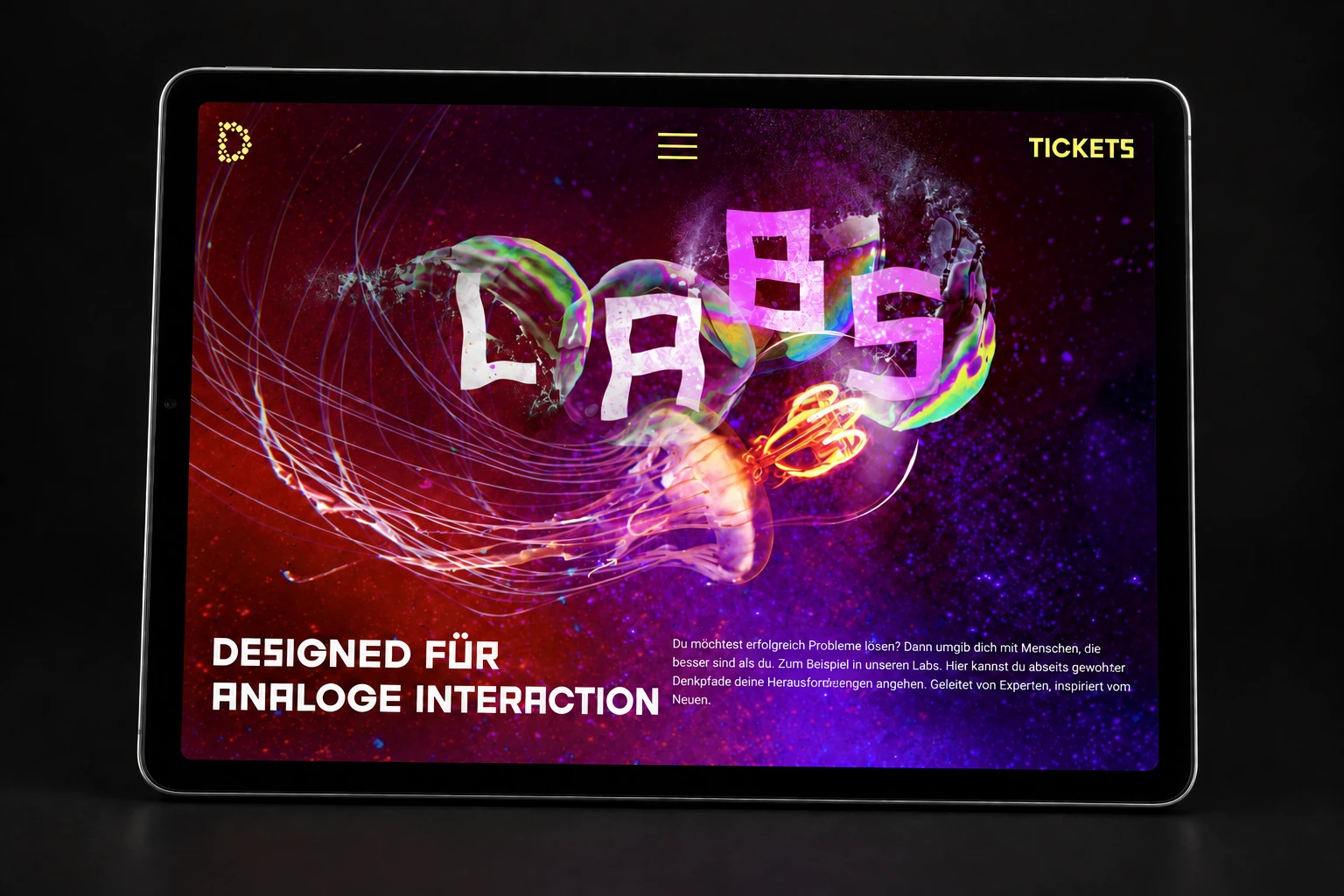 Site Digital Festival 2020 sur tablette, avec typographie et filaments lumineux.