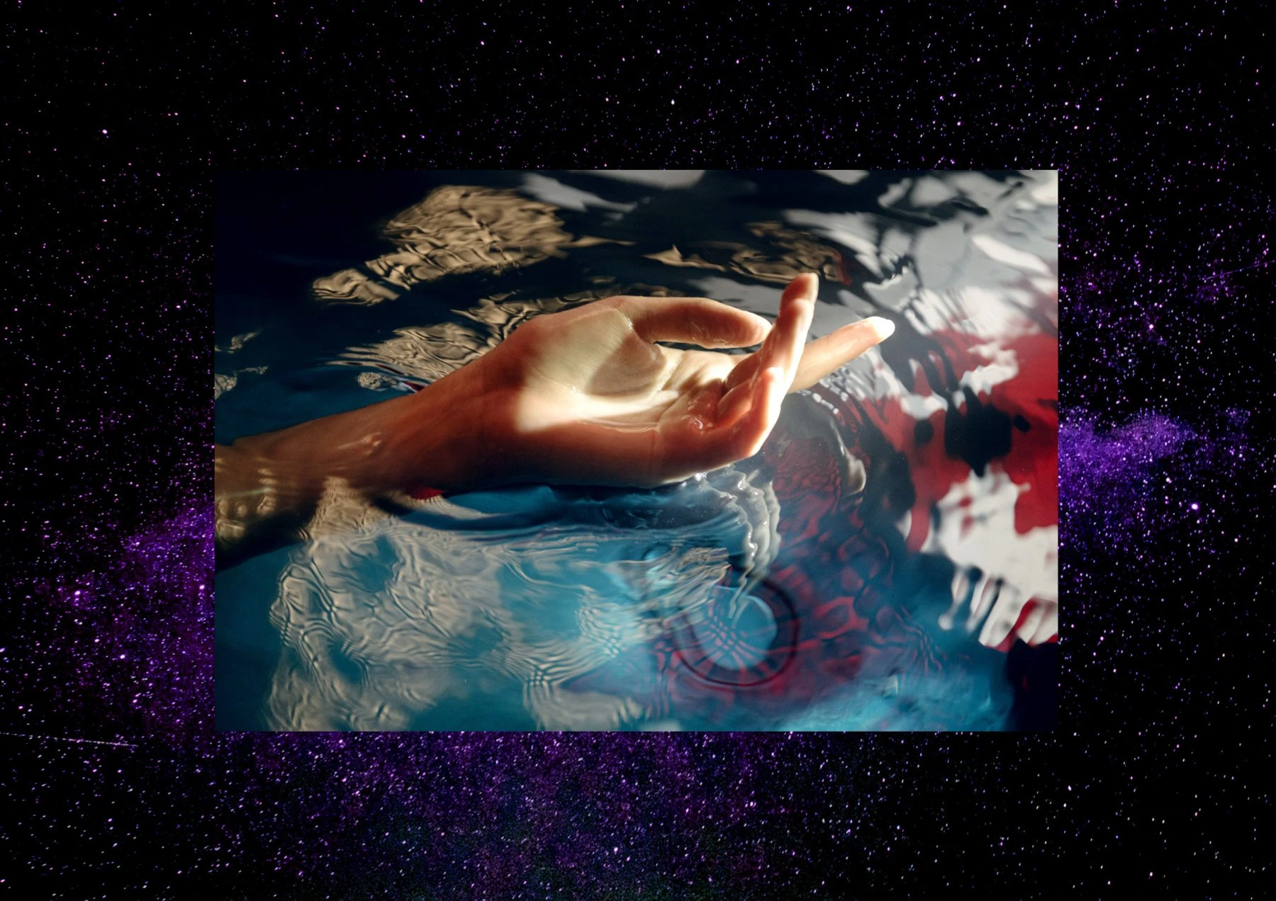 Collage Guarda Val « Limitless » : une main dans l’eau sur un fond étoilé.