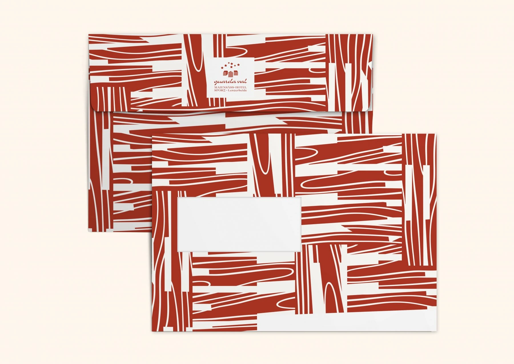 Enveloppes Guarda Val ornées d’un motif rouge inspiré du bois.