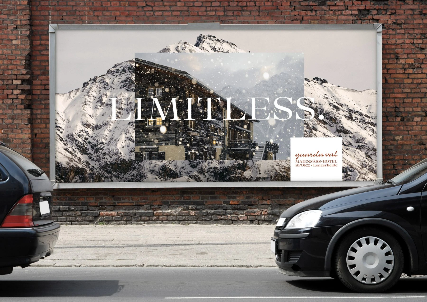 Affiche Guarda Val « Limitless » sur un mur de briques, avec un collage de montagnes.