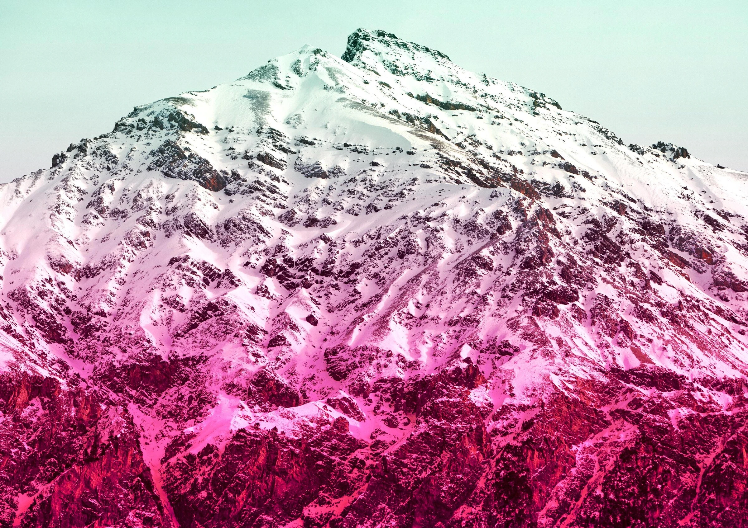 Photographie de montagne traitée en dégradé rose et turquoise pour Guarda Val.