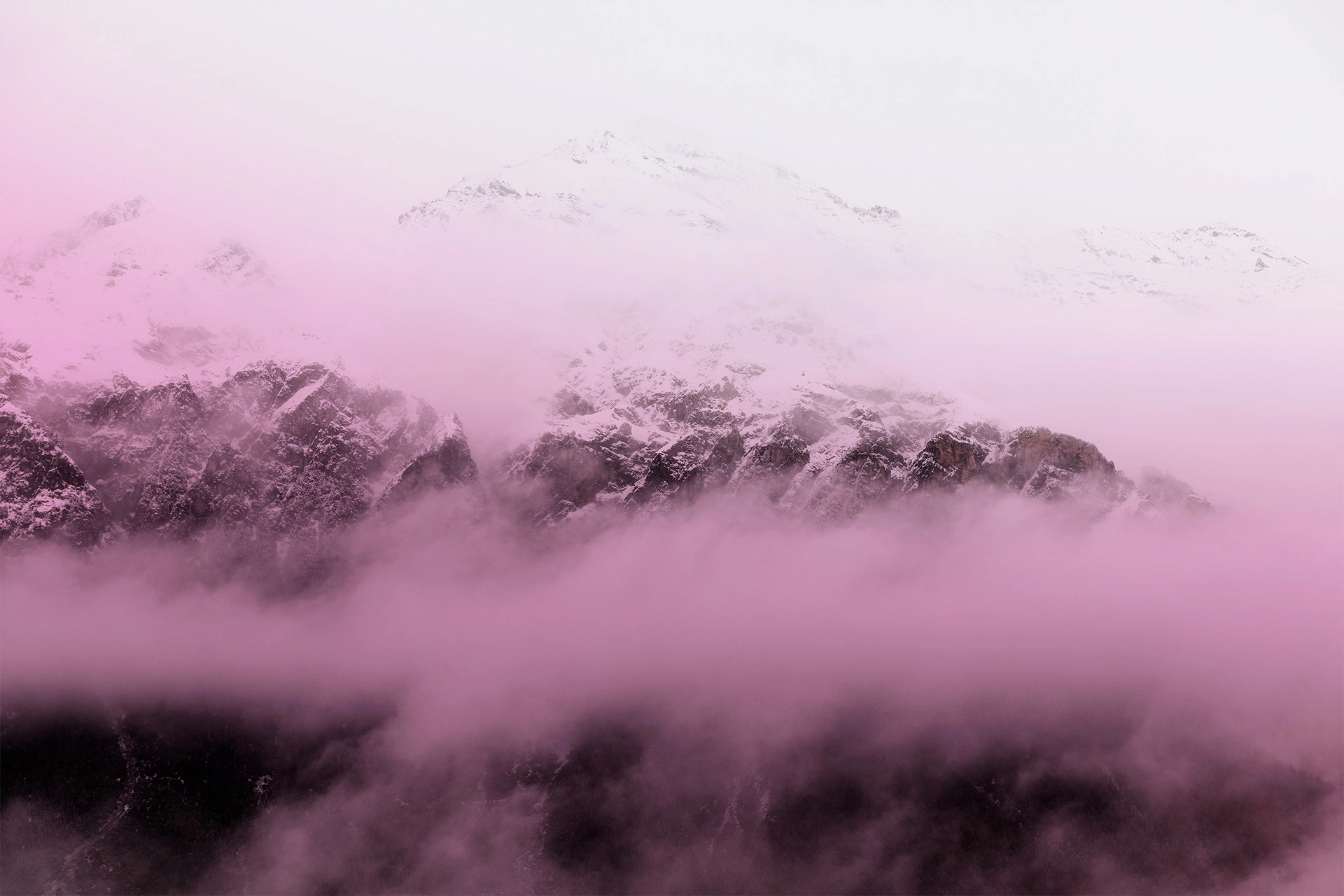 Sommets enneigés enveloppés de brume rose dans l’univers Guarda Val.