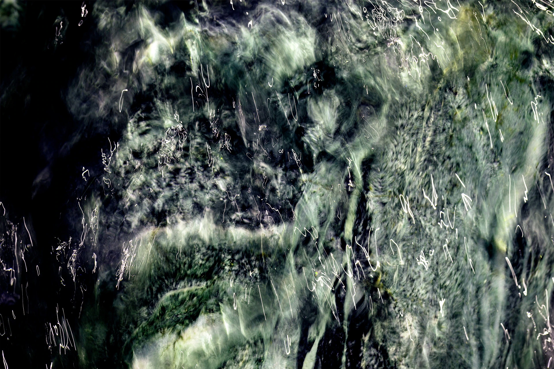 Eau en mouvement et reflets verts dans la série photographique Guarda Val.