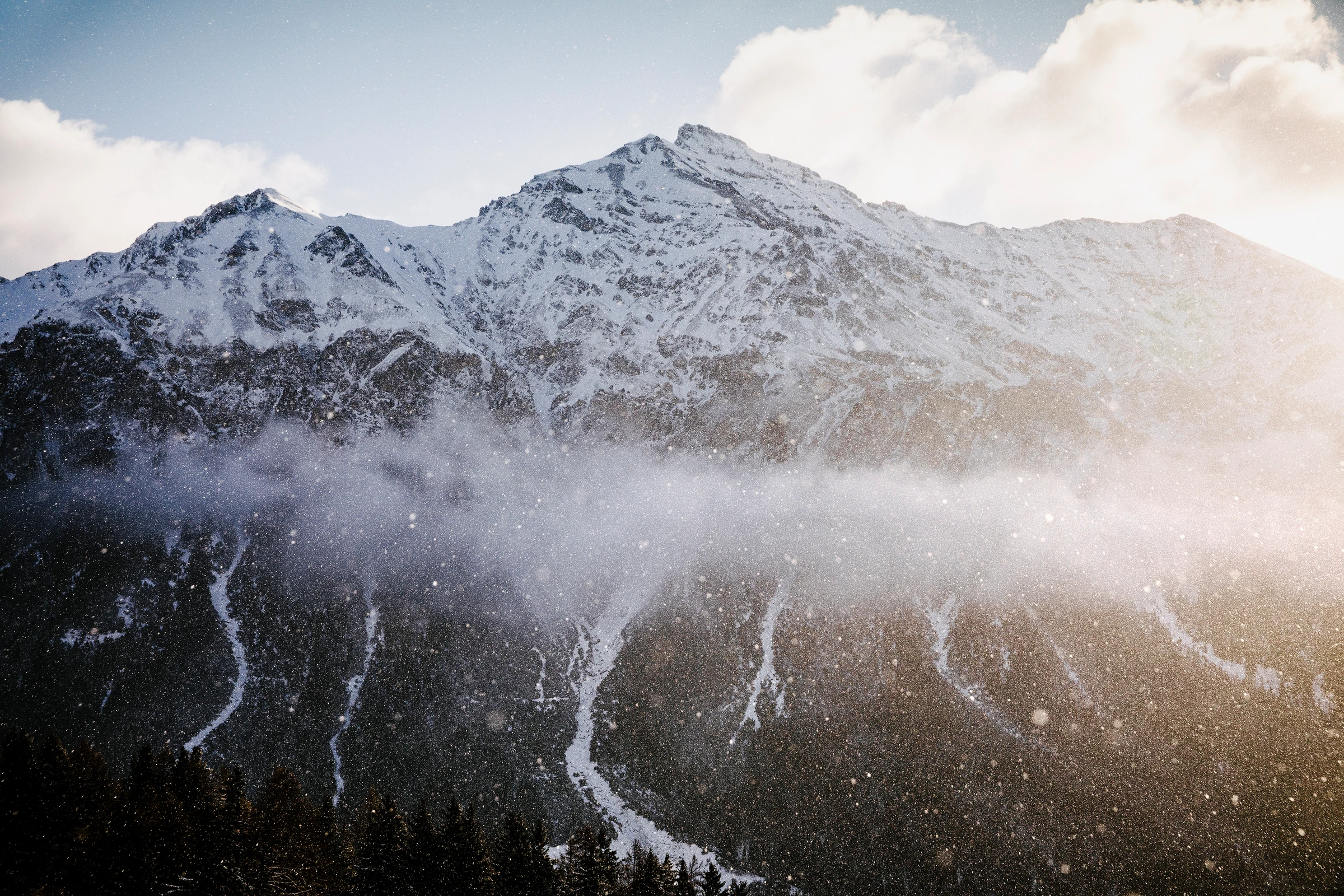 Montagne enneigée traversée par la brume dans la série Guarda Val.