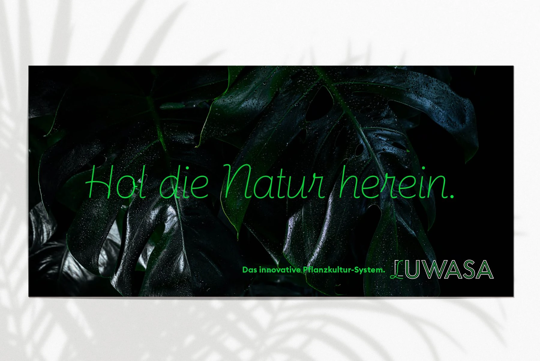 Affiche Luwasa « Hol die Natur herein » sur fond de feuillage sombre.
