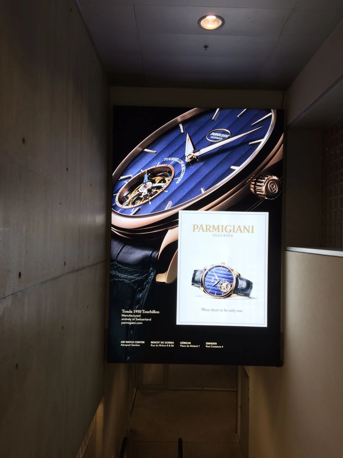Affiche verticale Parmigiani Fleurier avec gros plan d’une montre bleue.