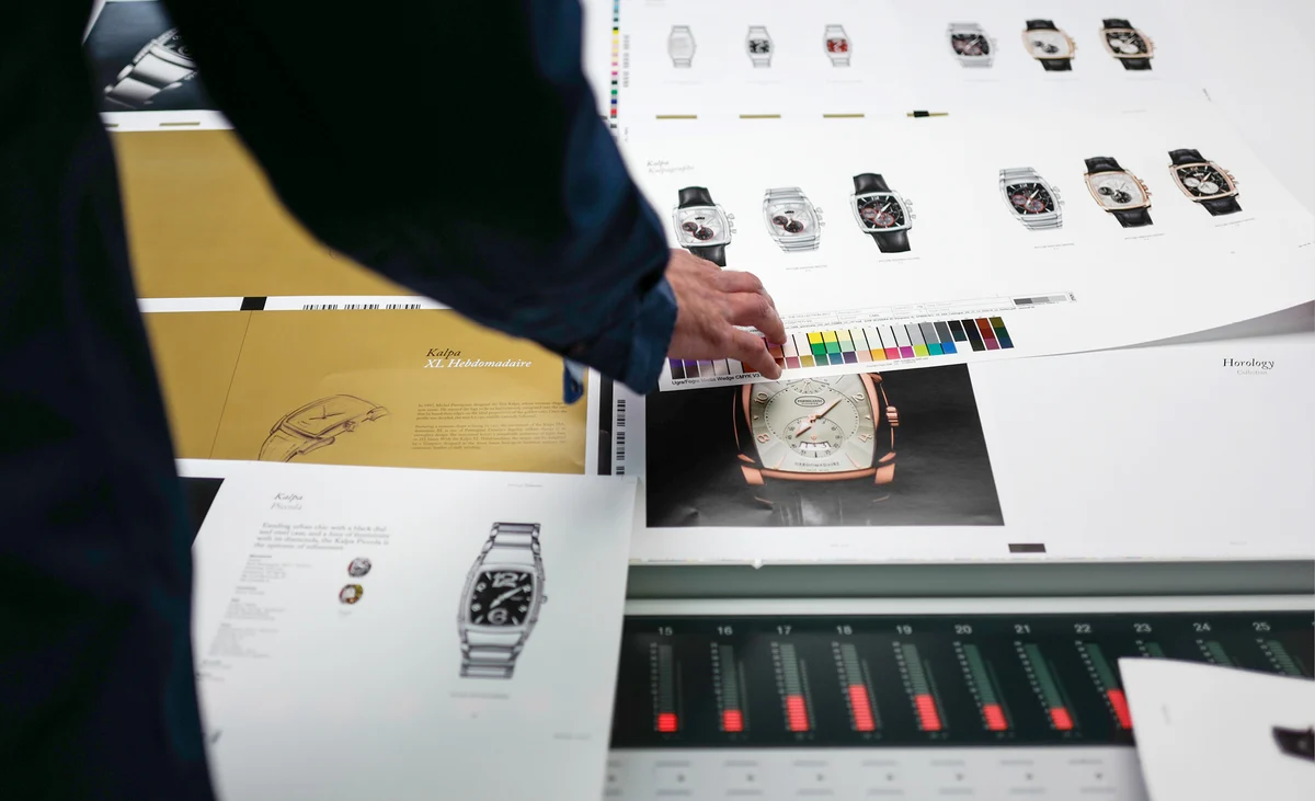 Contrôle de feuilles imprimées du catalogue de montres Parmigiani Fleurier.