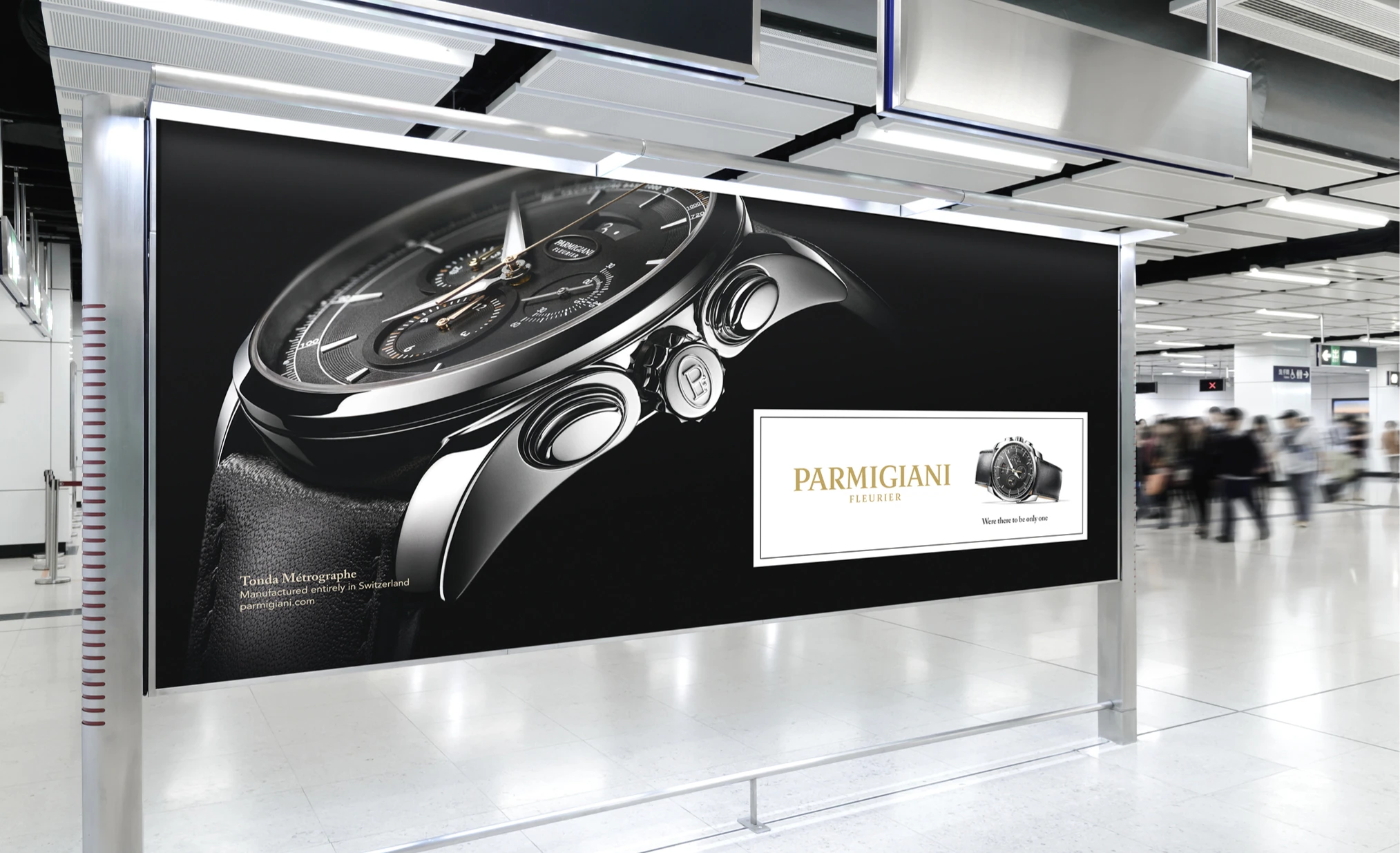 Grande affiche Parmigiani Fleurier avec montre noire dans un hall d’aéroport.