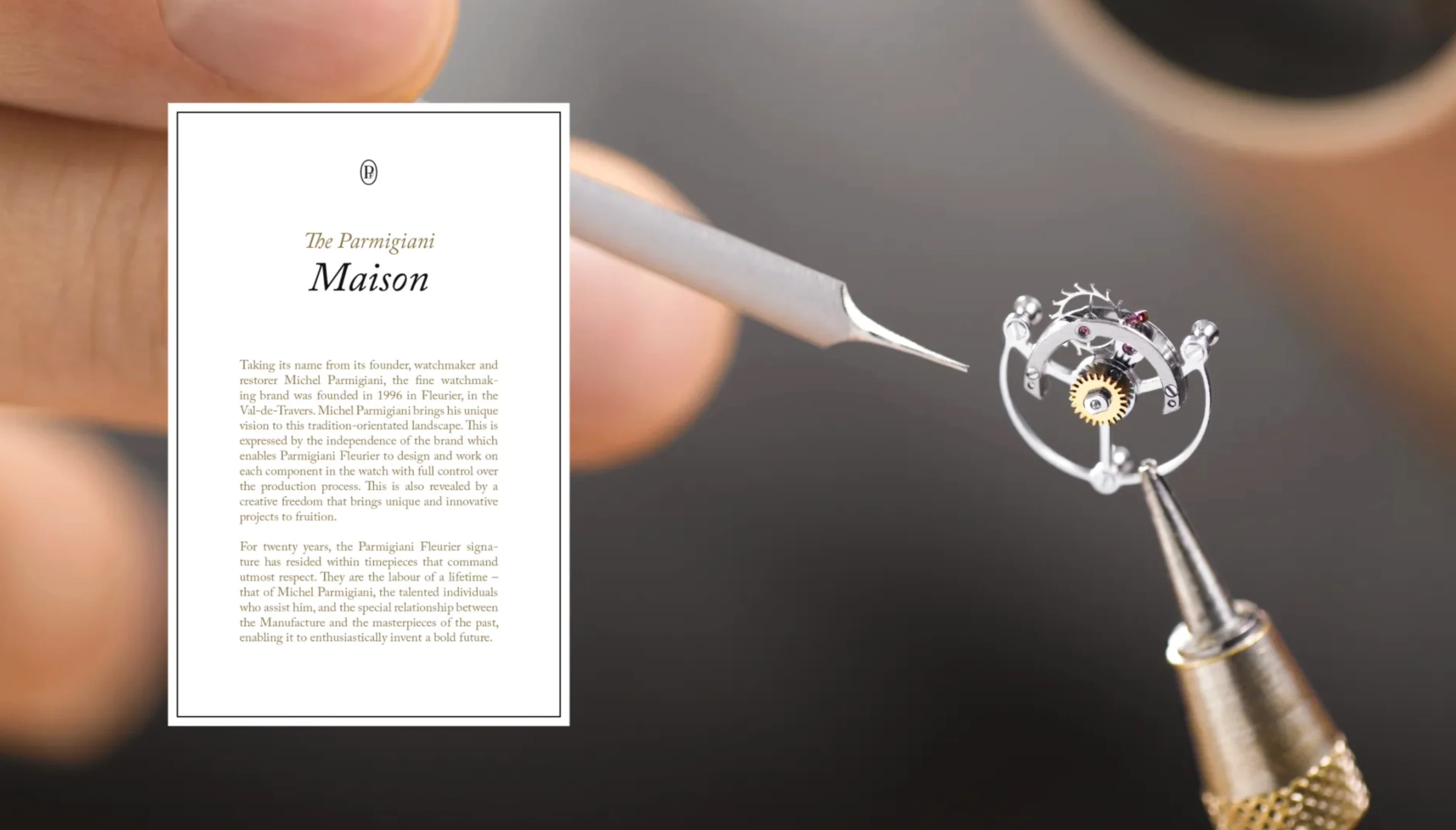 Composition Parmigiani Fleurier « La Maison » avec un horloger manipulant un mécanisme.