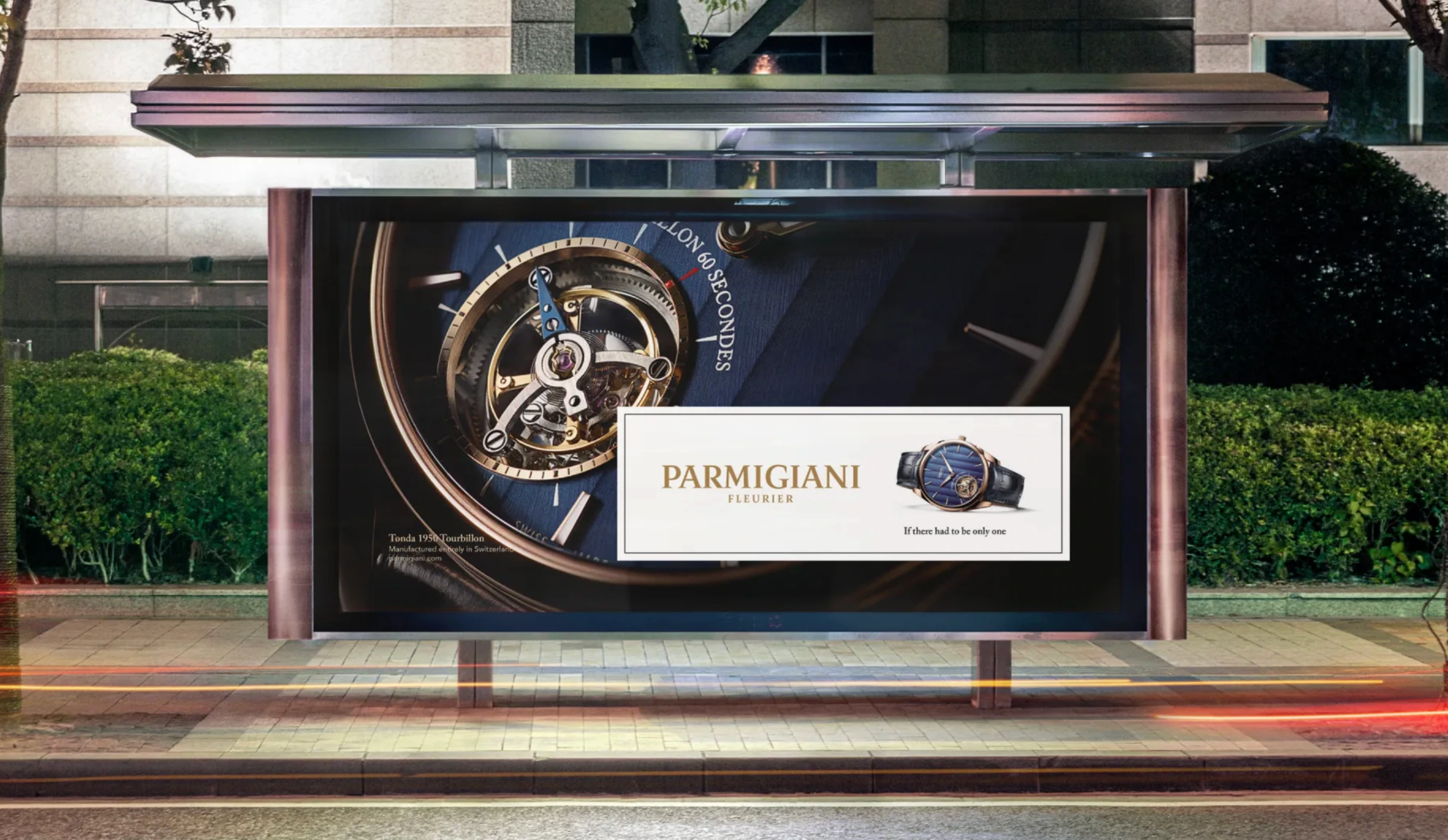 Affiche Parmigiani Fleurier dans un abribus, avec un mécanisme de montre en gros plan.