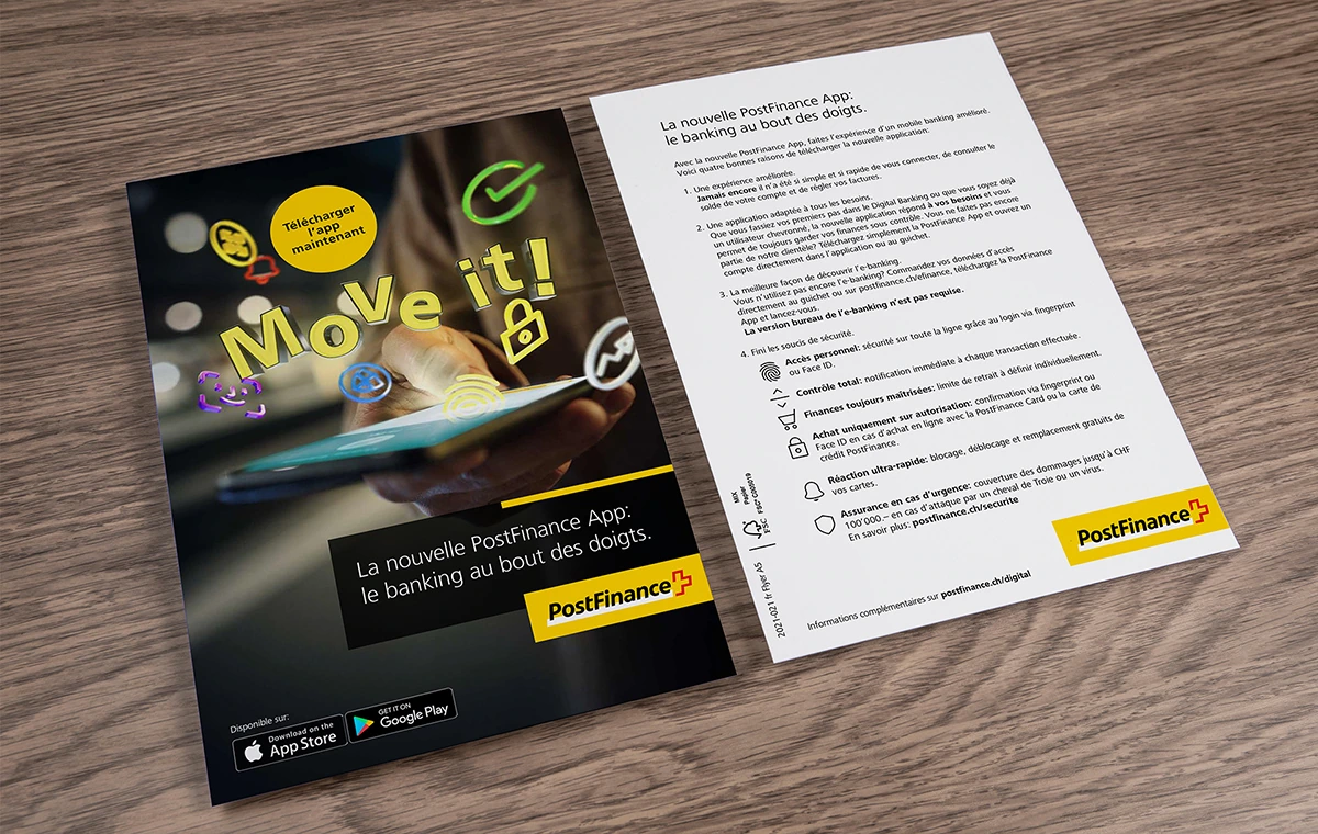 Recto et verso d’un dépliant PostFinance « Move it! » sur une table.